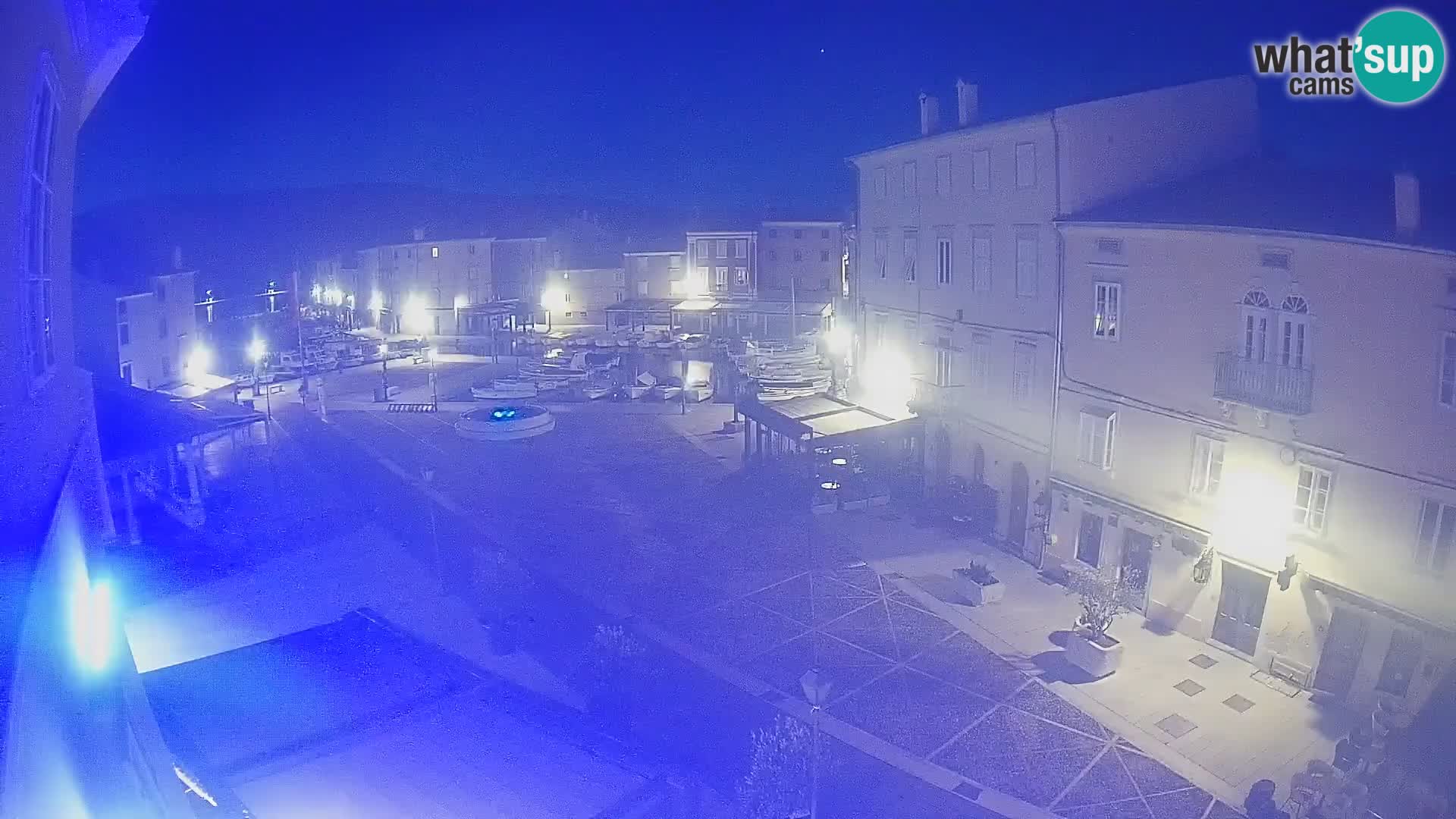 V ŽIVO spletna kamera Cres mesto – glavni trg in “mandrač” – otok Cres – Hrvaška