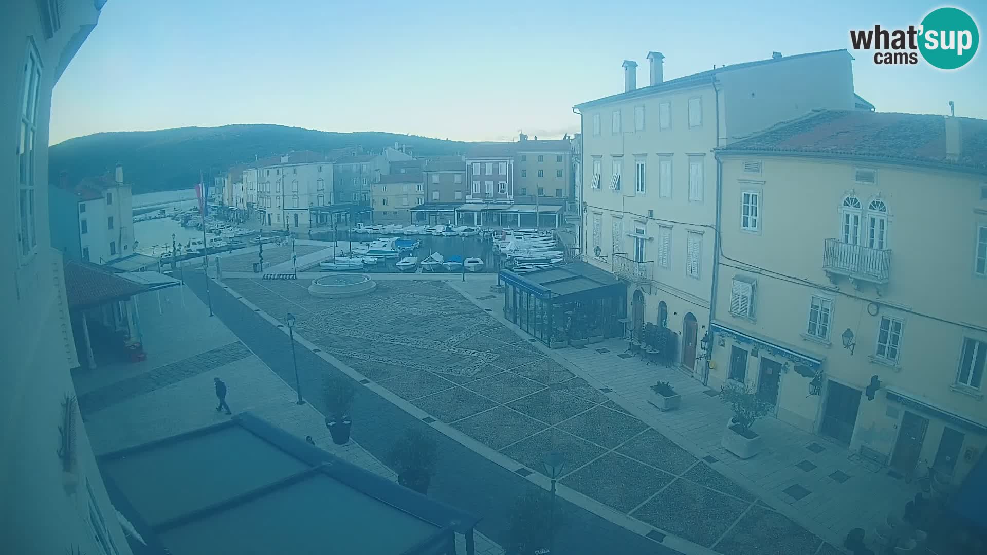 Web kamera Grad Cres – glavni trg i “mandrač” – otok Cres