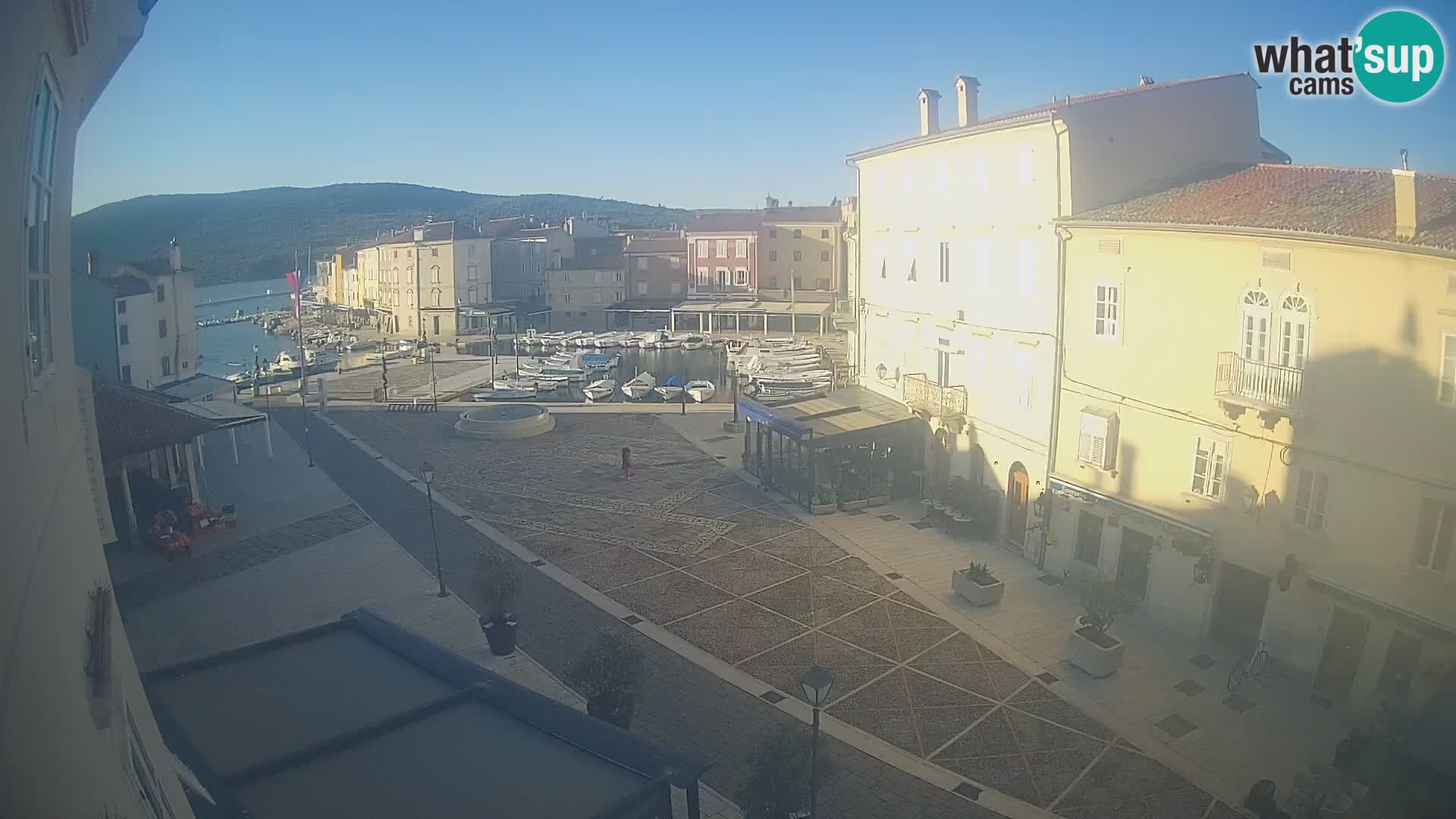 Web kamera Grad Cres – glavni trg i “mandrač” – otok Cres
