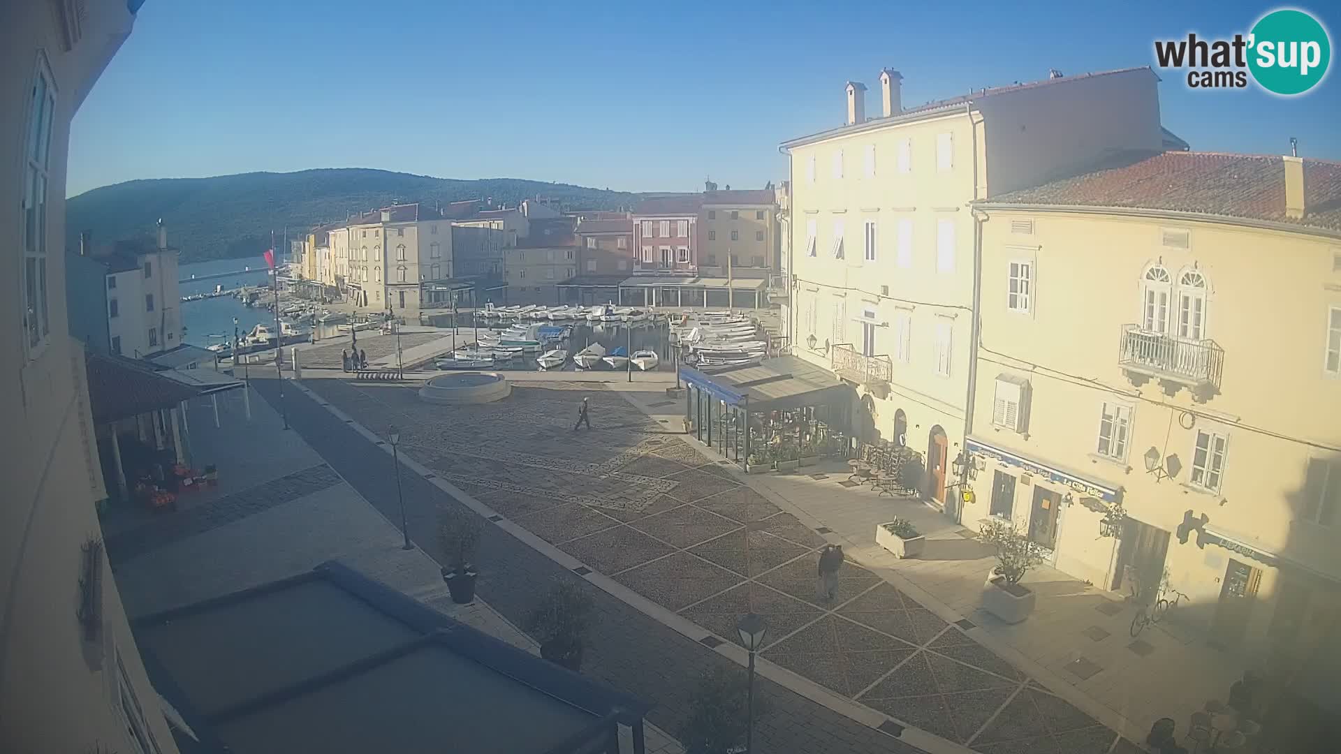 Web kamera Grad Cres – glavni trg i “mandrač” – otok Cres