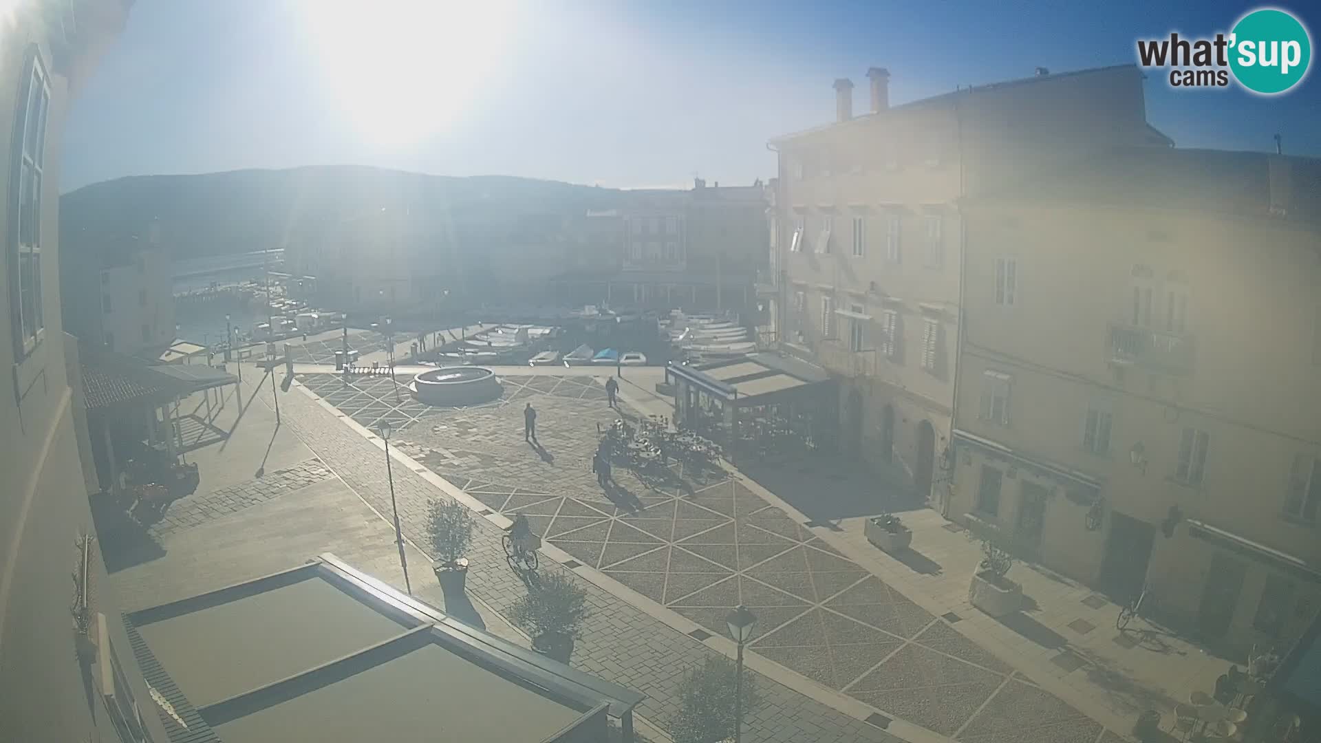 Web kamera Grad Cres – glavni trg i “mandrač” – otok Cres