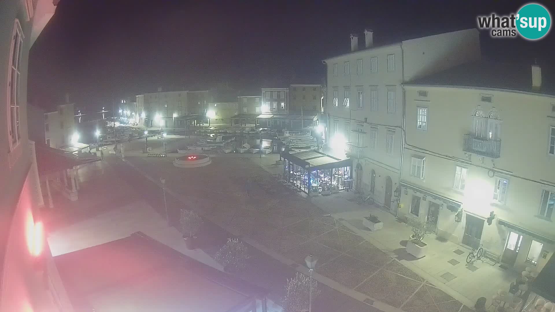 V ŽIVO spletna kamera Cres mesto – glavni trg in “mandrač” – otok Cres – Hrvaška