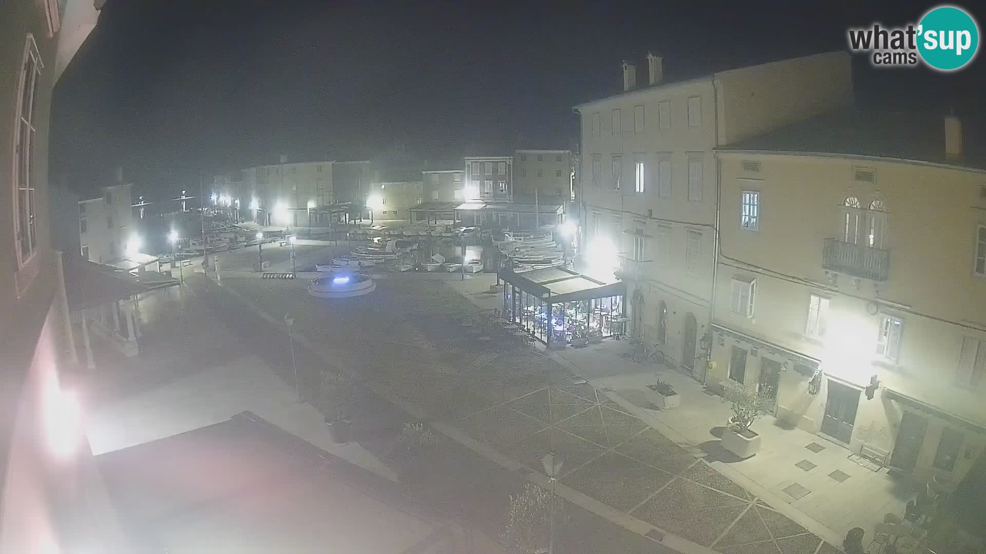 V ŽIVO spletna kamera Cres mesto – glavni trg in “mandrač” – otok Cres – Hrvaška