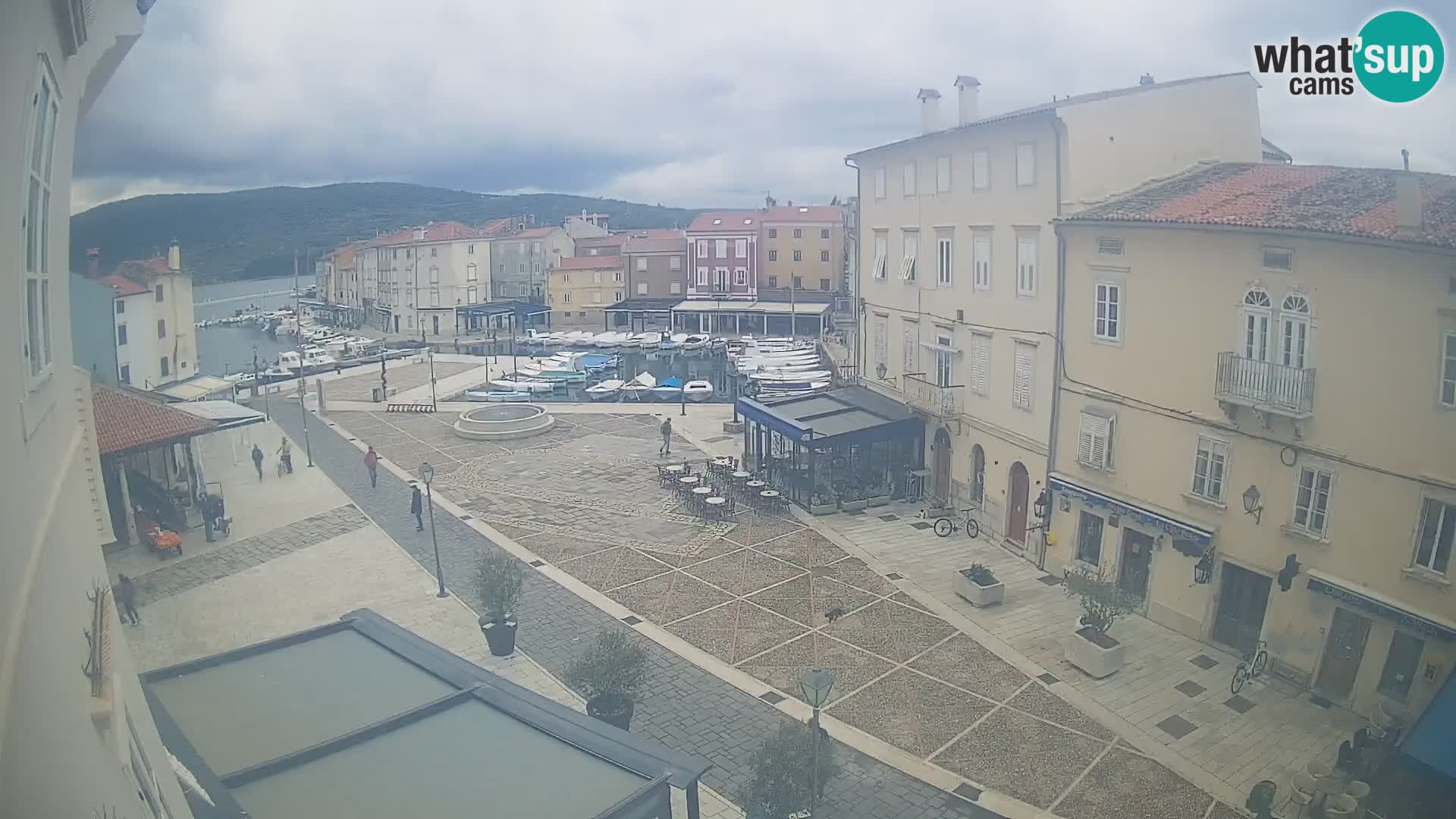 Web kamera Grad Cres – glavni trg i “mandrač” – otok Cres