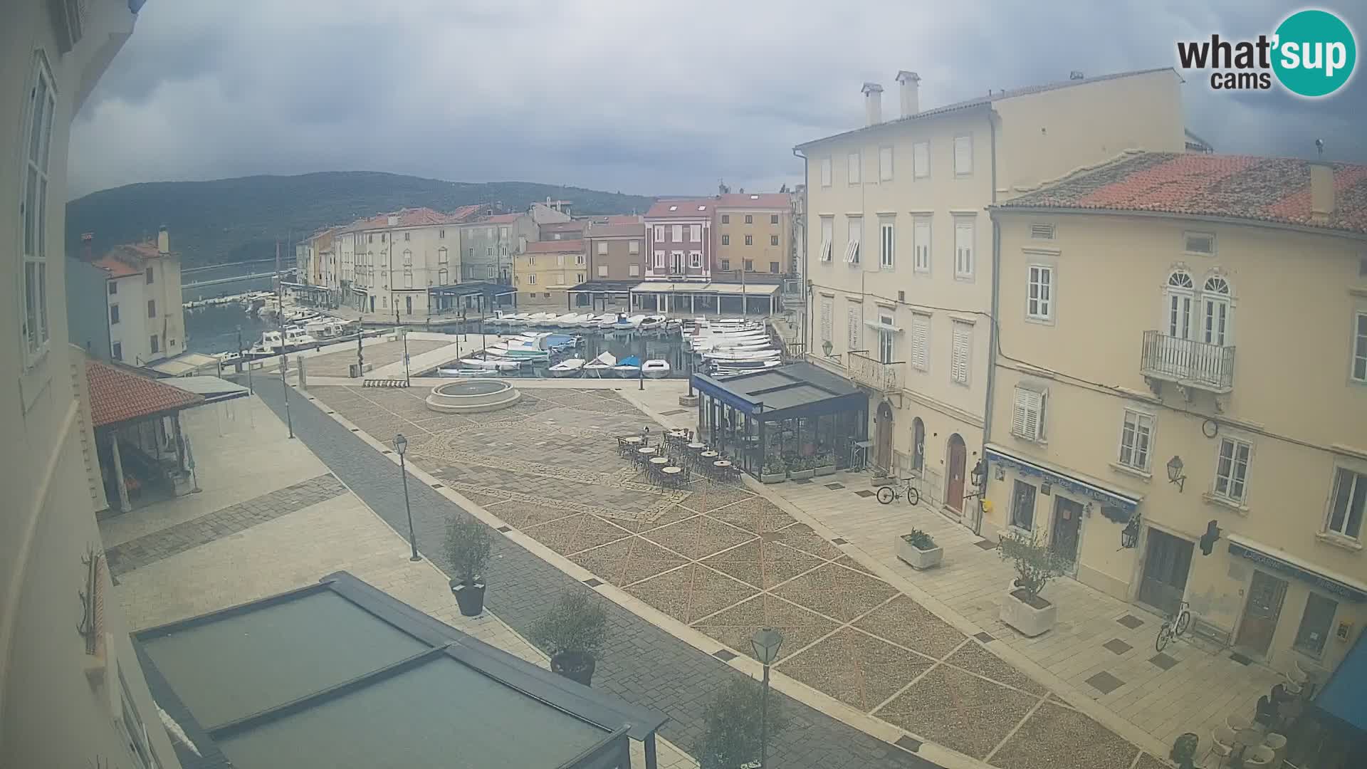 LIVE cam Cres city – place principale et “mandrač” – île de Cres – Croatie