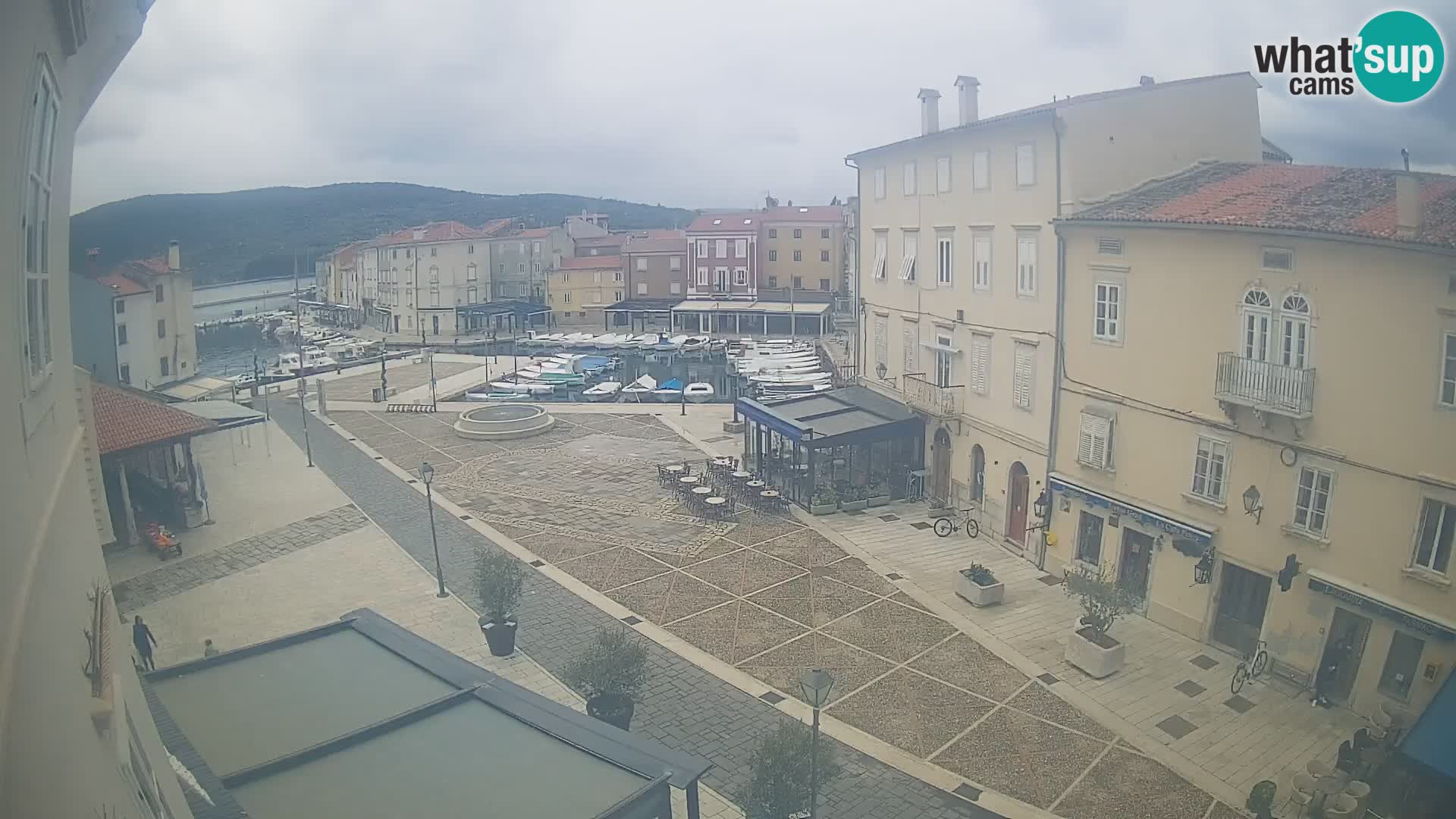 V ŽIVO spletna kamera Cres mesto – glavni trg in “mandrač” – otok Cres – Hrvaška