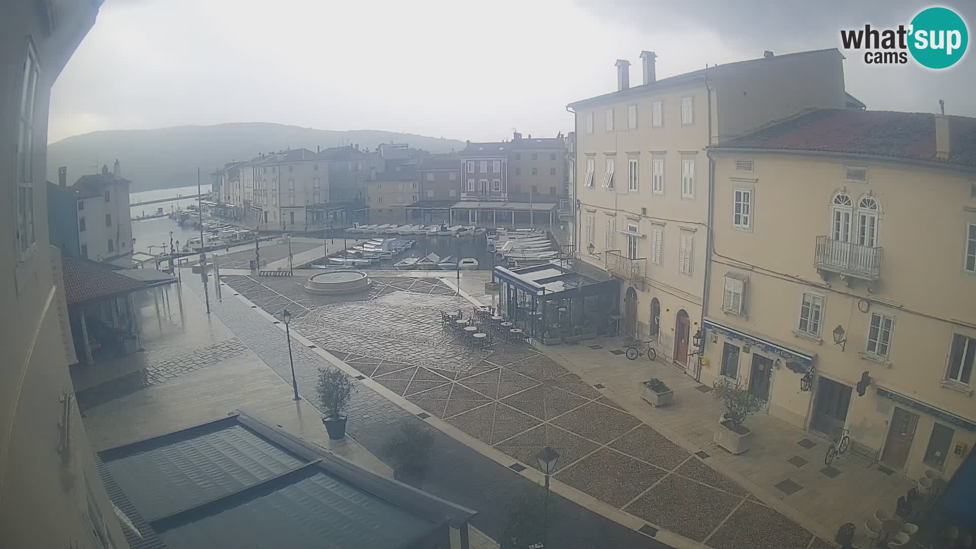 V ŽIVO spletna kamera Cres mesto – glavni trg in “mandrač” – otok Cres – Hrvaška