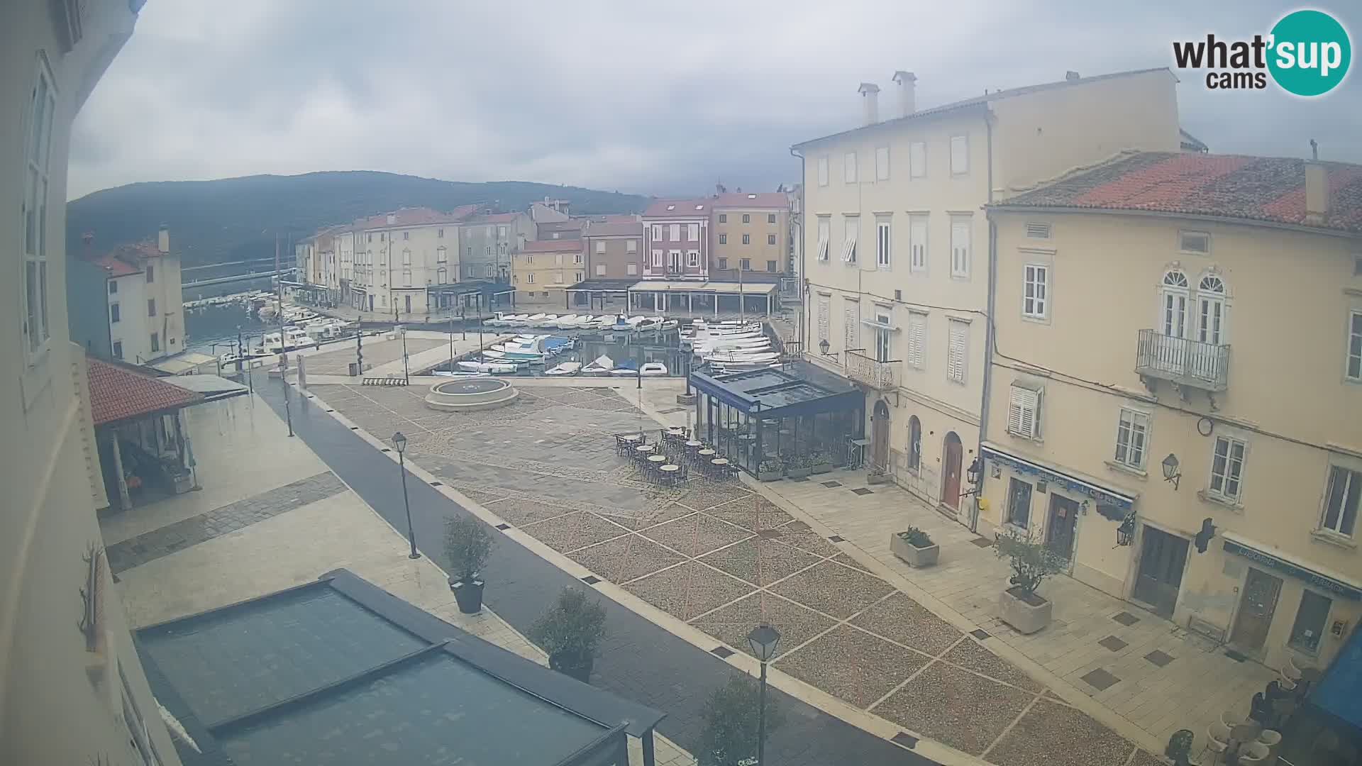 Cámara en vivo ciudad de Cres – plaza principal y “mandrač” – isla de Cres – Croacia