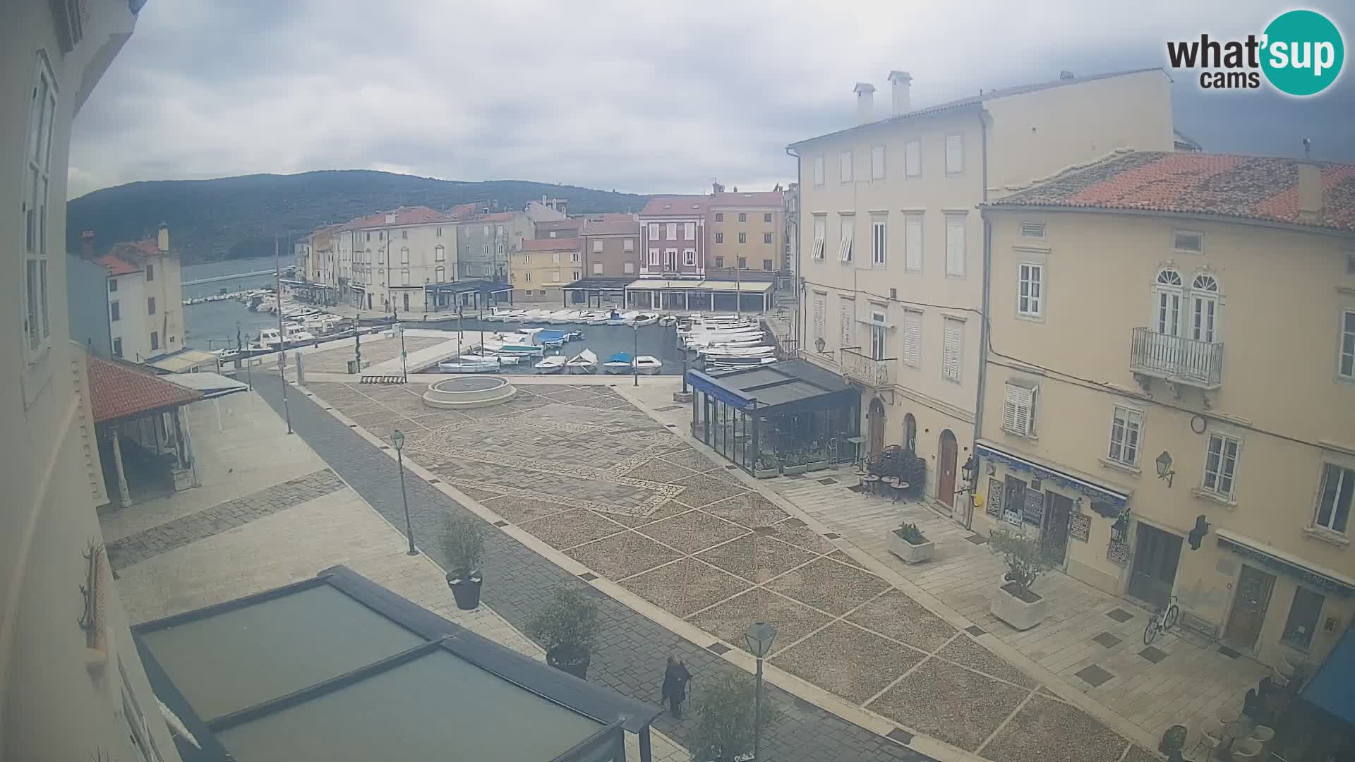 LIVE cam Cres city – place principale et “mandrač” – île de Cres – Croatie
