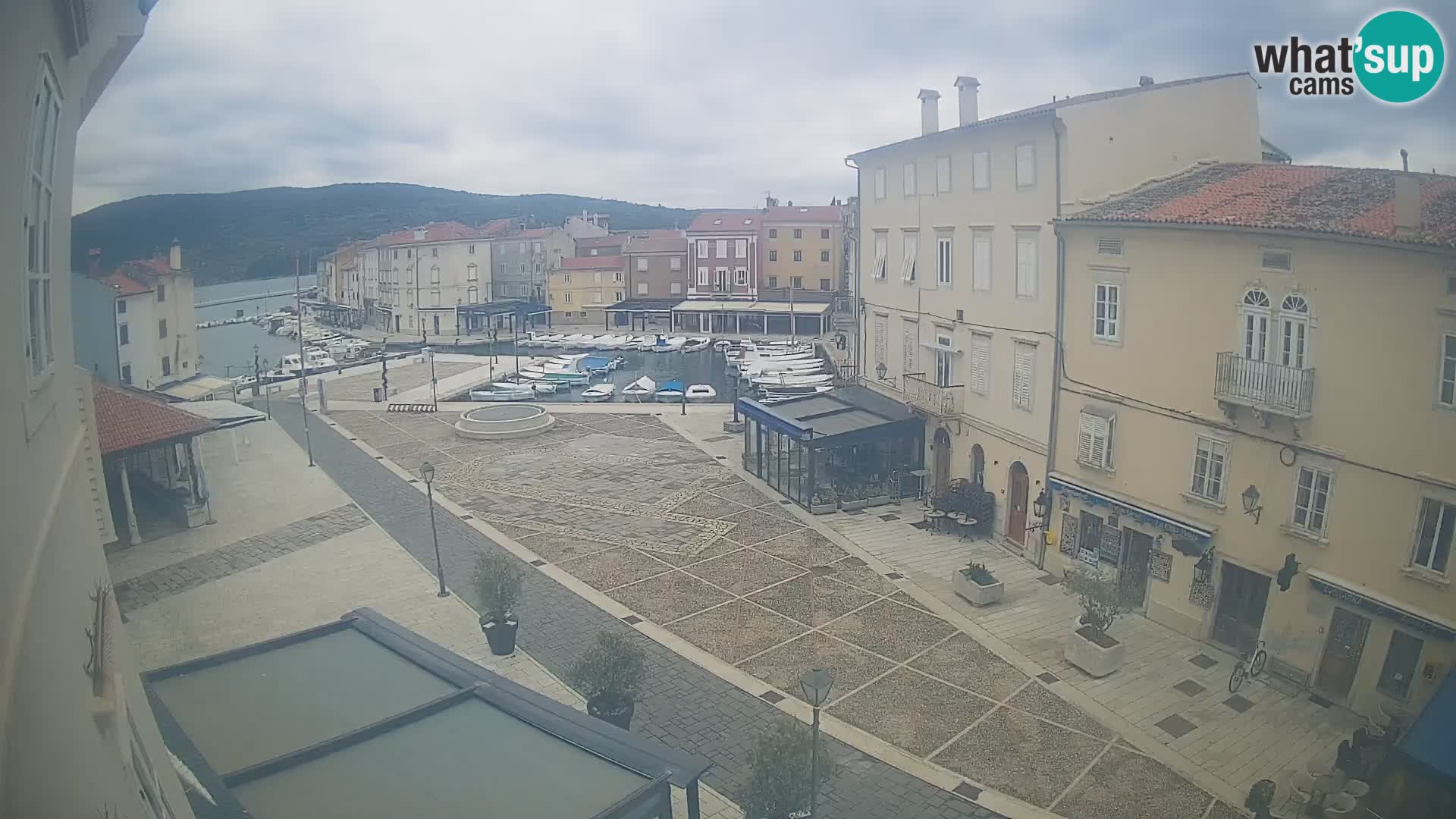 Web kamera Grad Cres – glavni trg i “mandrač” – otok Cres