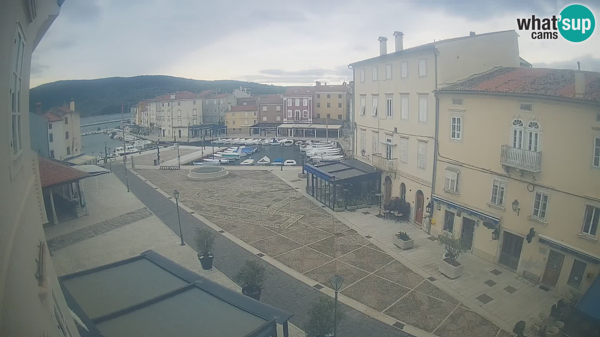 V ŽIVO spletna kamera Cres mesto – glavni trg in “mandrač” – otok Cres – Hrvaška