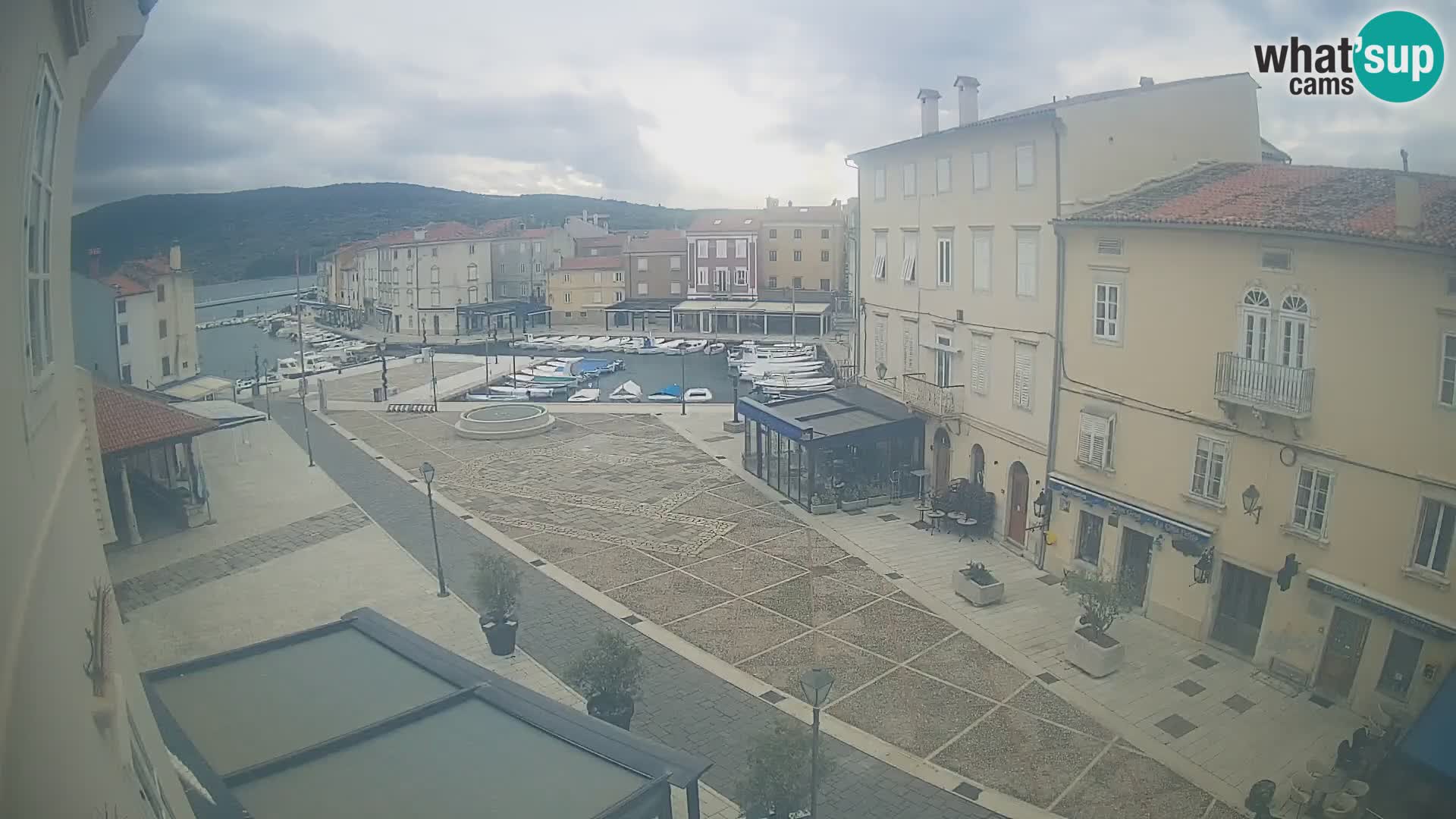 Web kamera Grad Cres – glavni trg i “mandrač” – otok Cres