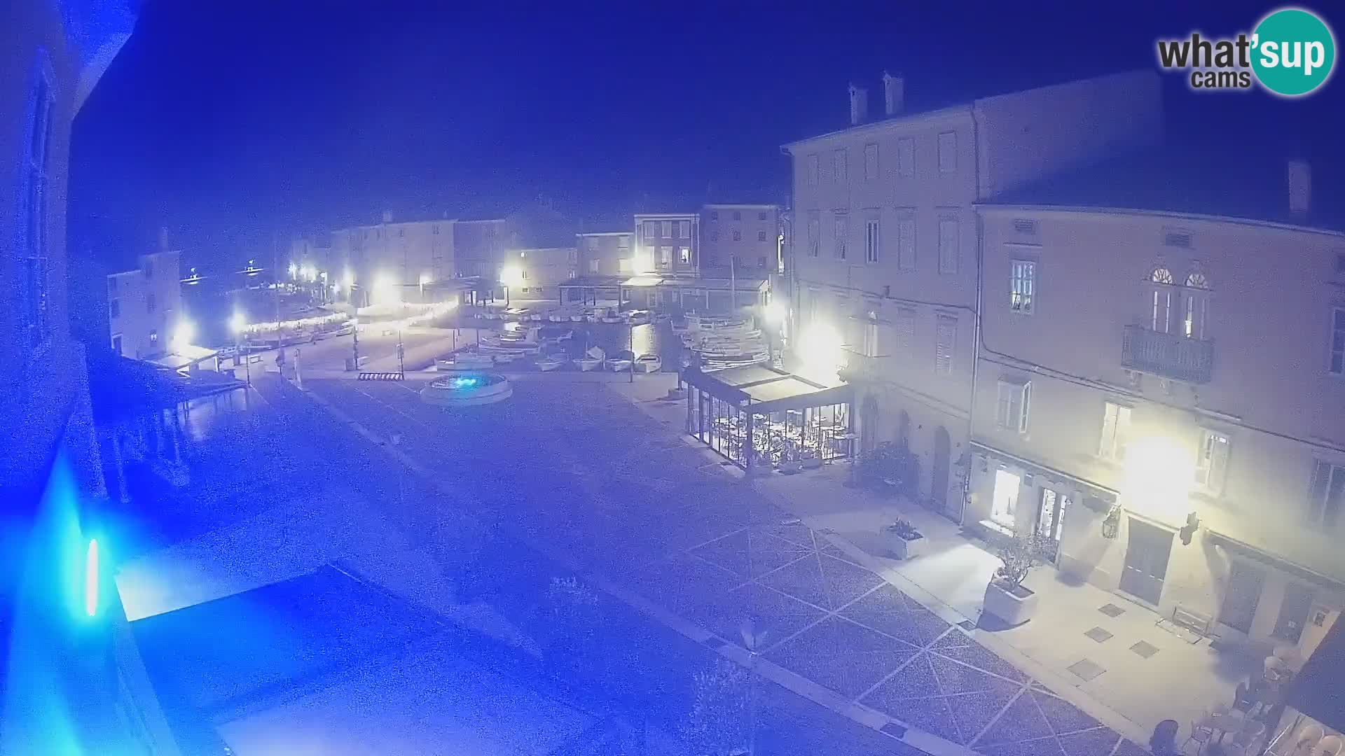 Web kamera Grad Cres – glavni trg i “mandrač” – otok Cres