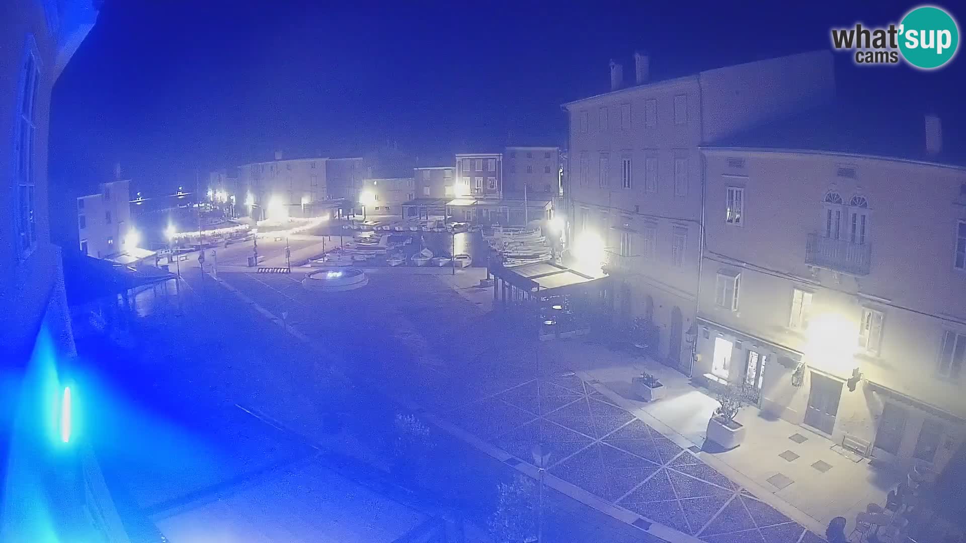 Web kamera Grad Cres – glavni trg i “mandrač” – otok Cres