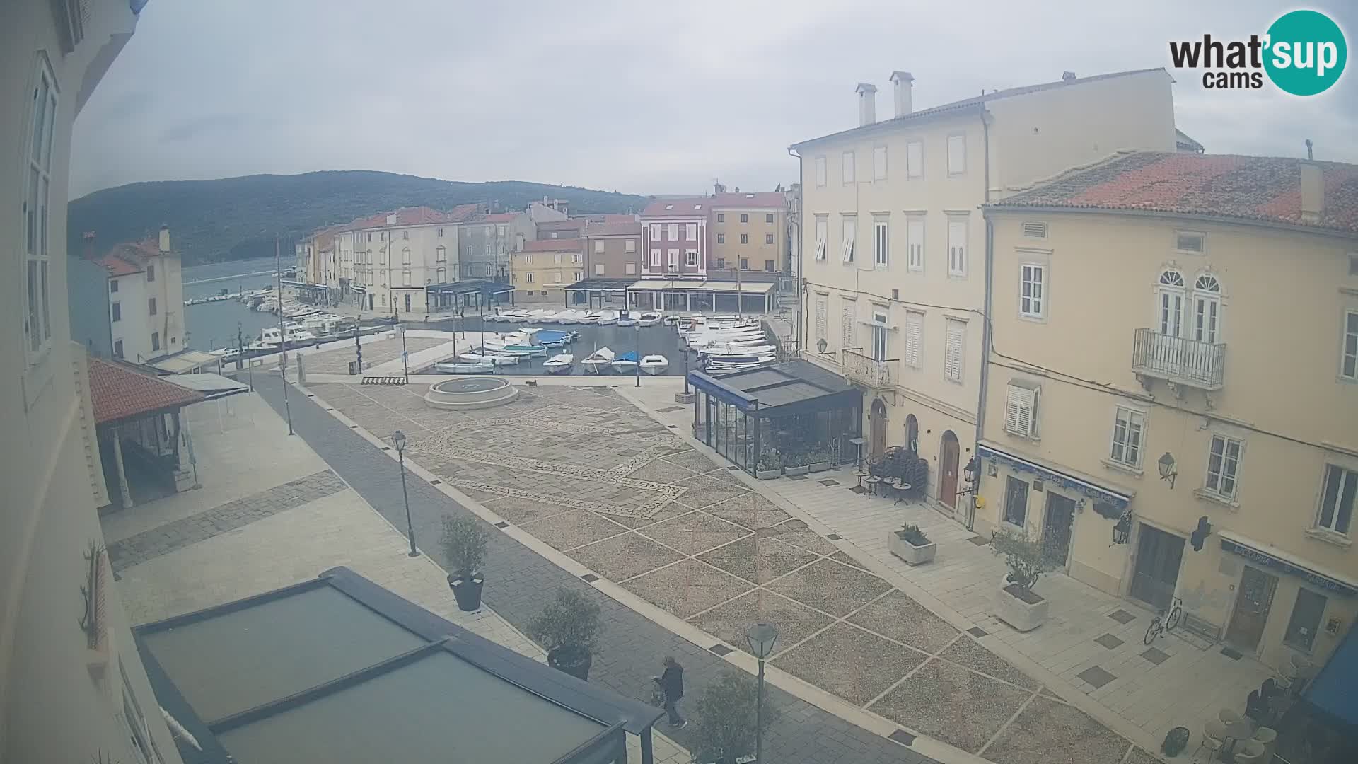 Web kamera Grad Cres – glavni trg i “mandrač” – otok Cres