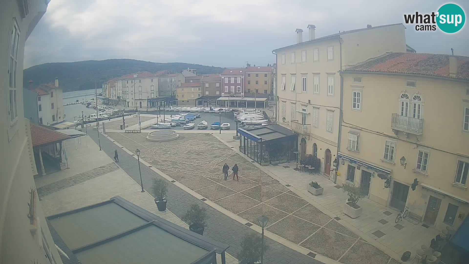 V ŽIVO spletna kamera Cres mesto – glavni trg in “mandrač” – otok Cres – Hrvaška