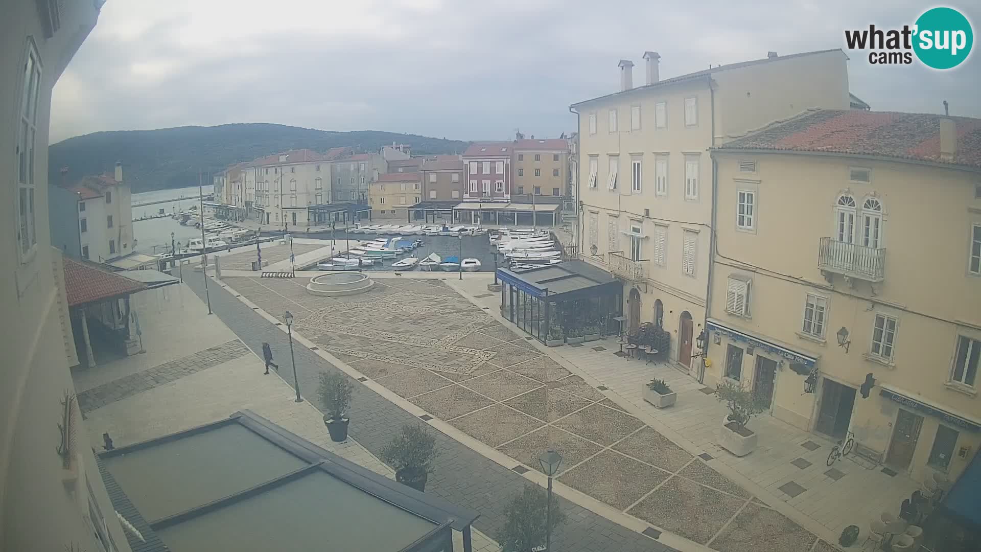 V ŽIVO spletna kamera Cres mesto – glavni trg in “mandrač” – otok Cres – Hrvaška