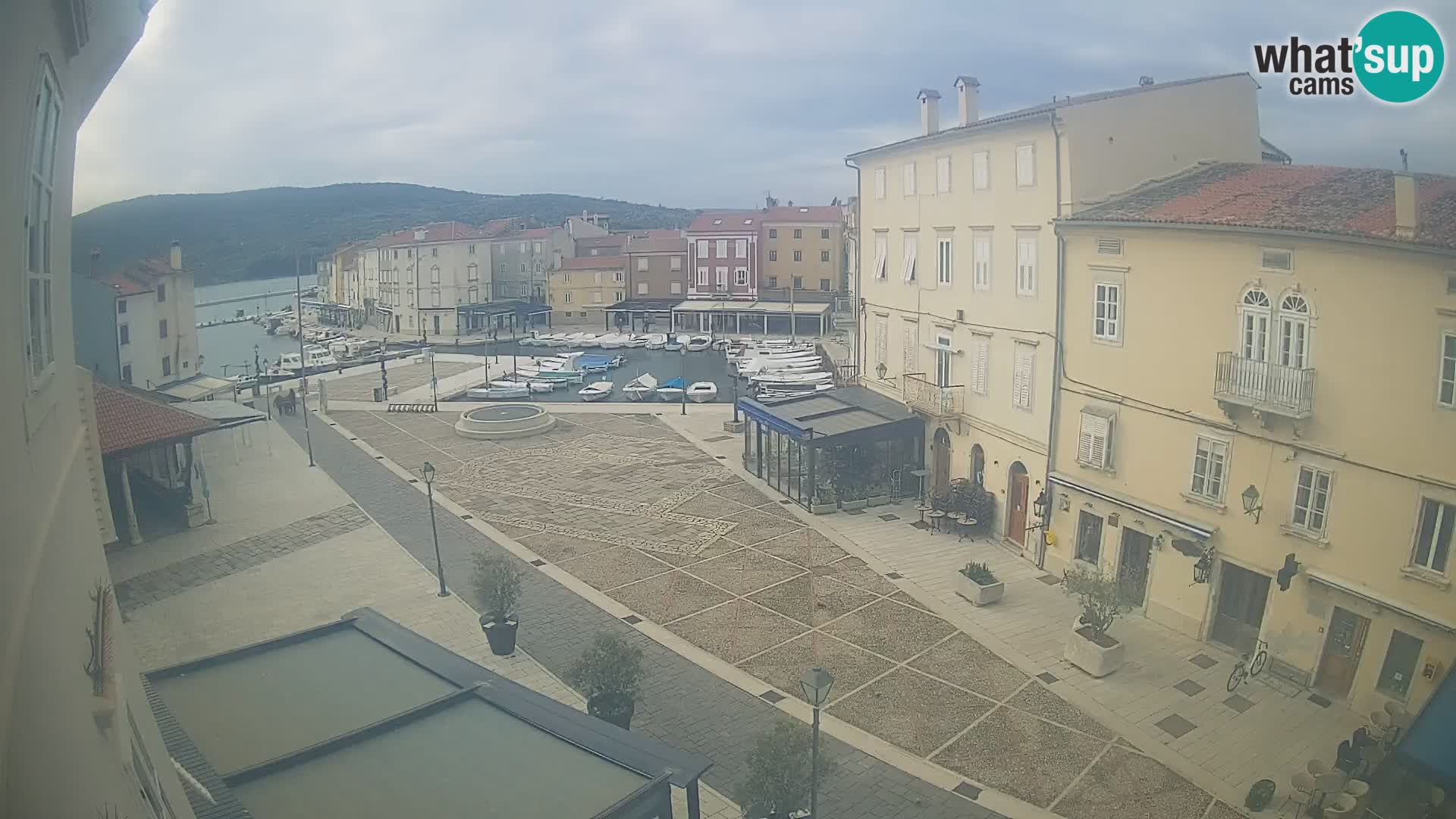 LIVE cam Cres city – place principale et “mandrač” – île de Cres – Croatie