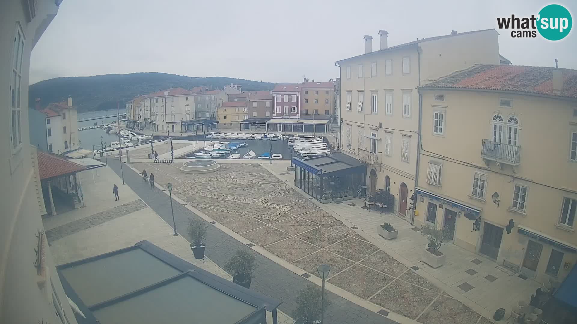 Cámara en vivo ciudad de Cres – plaza principal y “mandrač” – isla de Cres – Croacia