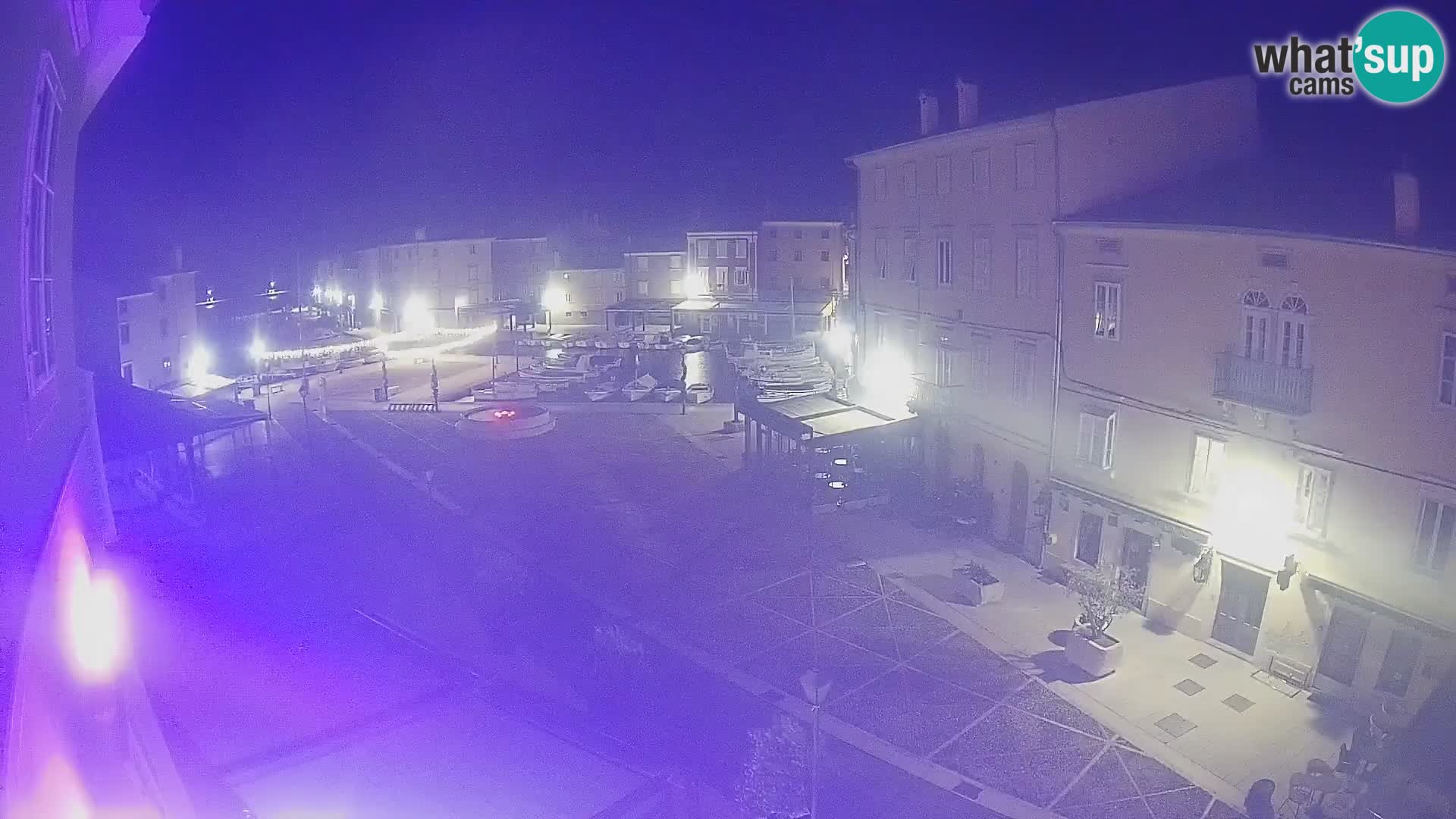 V ŽIVO spletna kamera Cres mesto – glavni trg in “mandrač” – otok Cres – Hrvaška