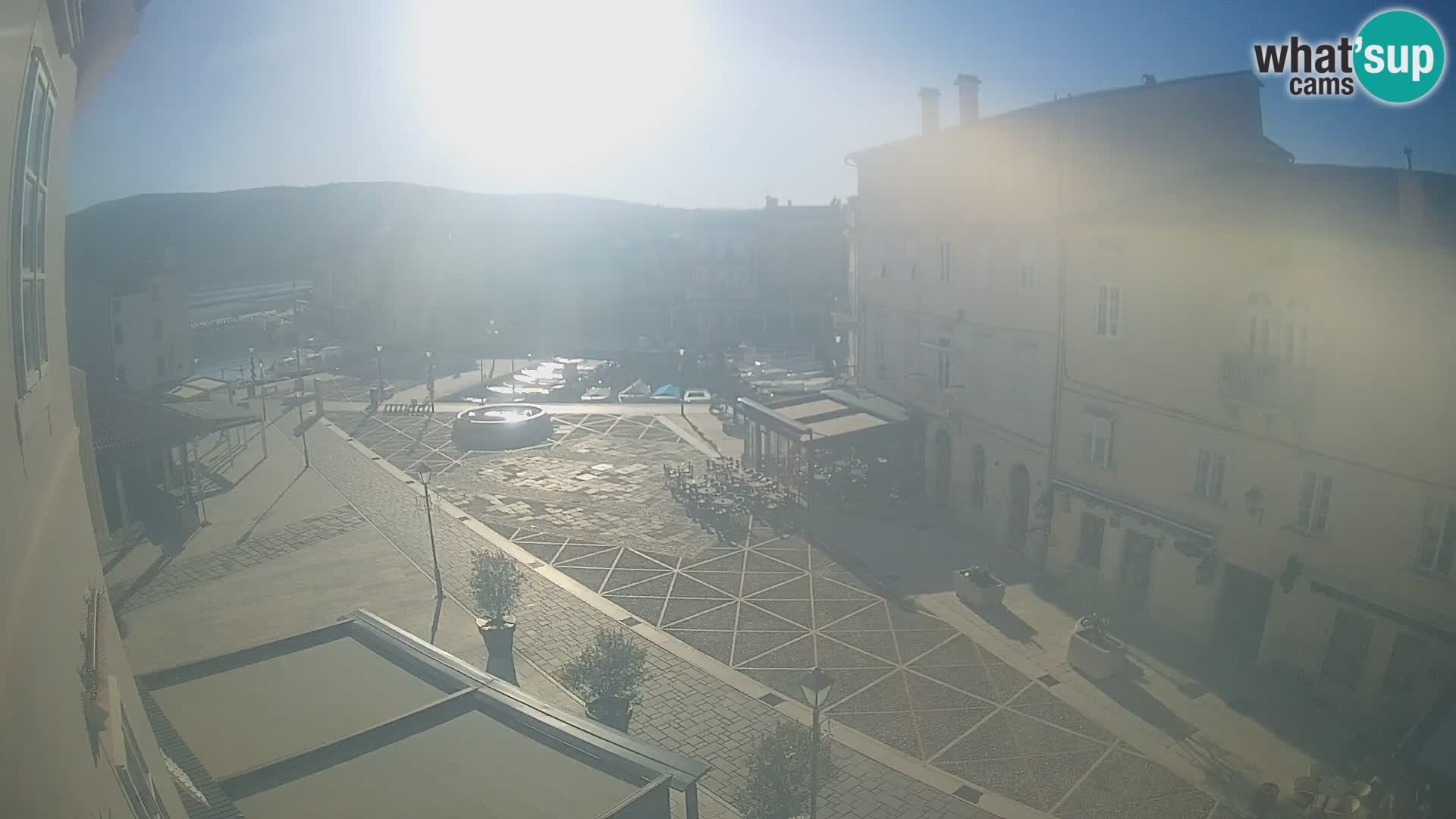 Kamera v ŽIVO Cres mesto – glavni trg in “mandrač” – otok Cres – Hrvaška