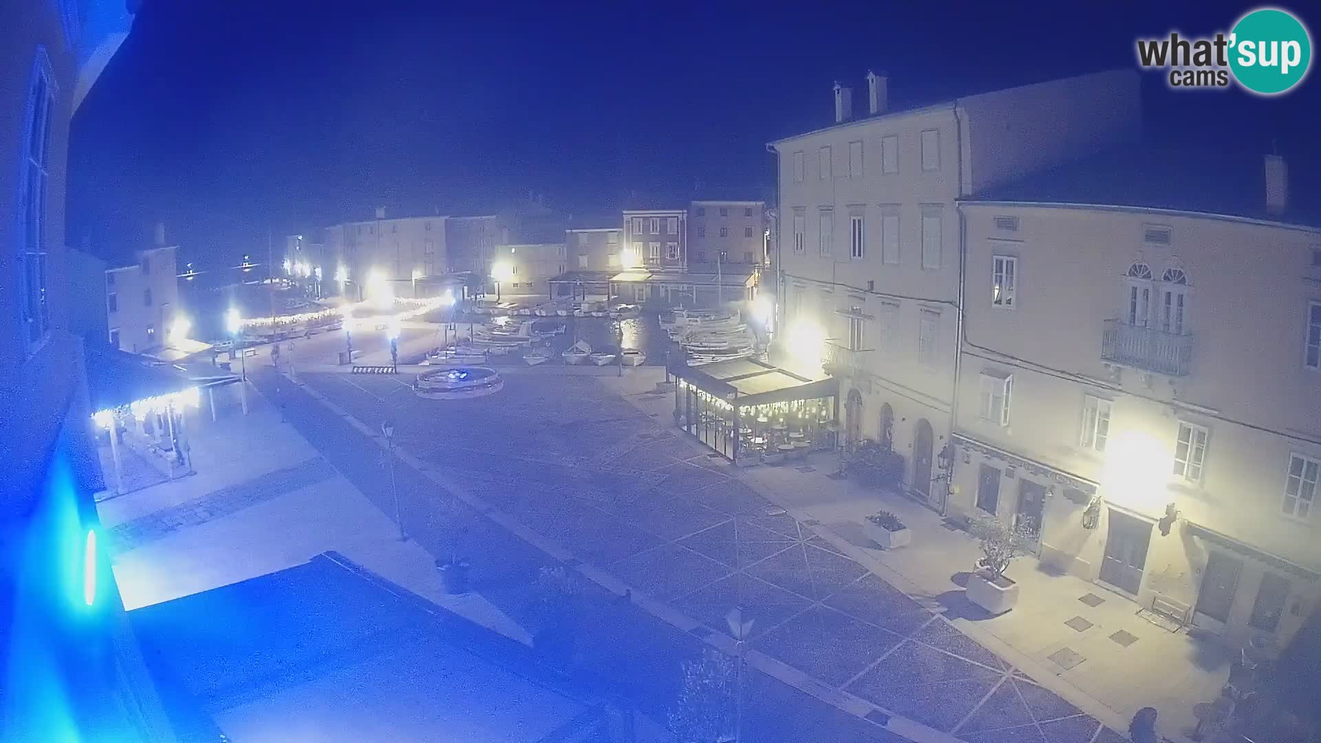 Web kamera Grad Cres – glavni trg i “mandrač” – otok Cres