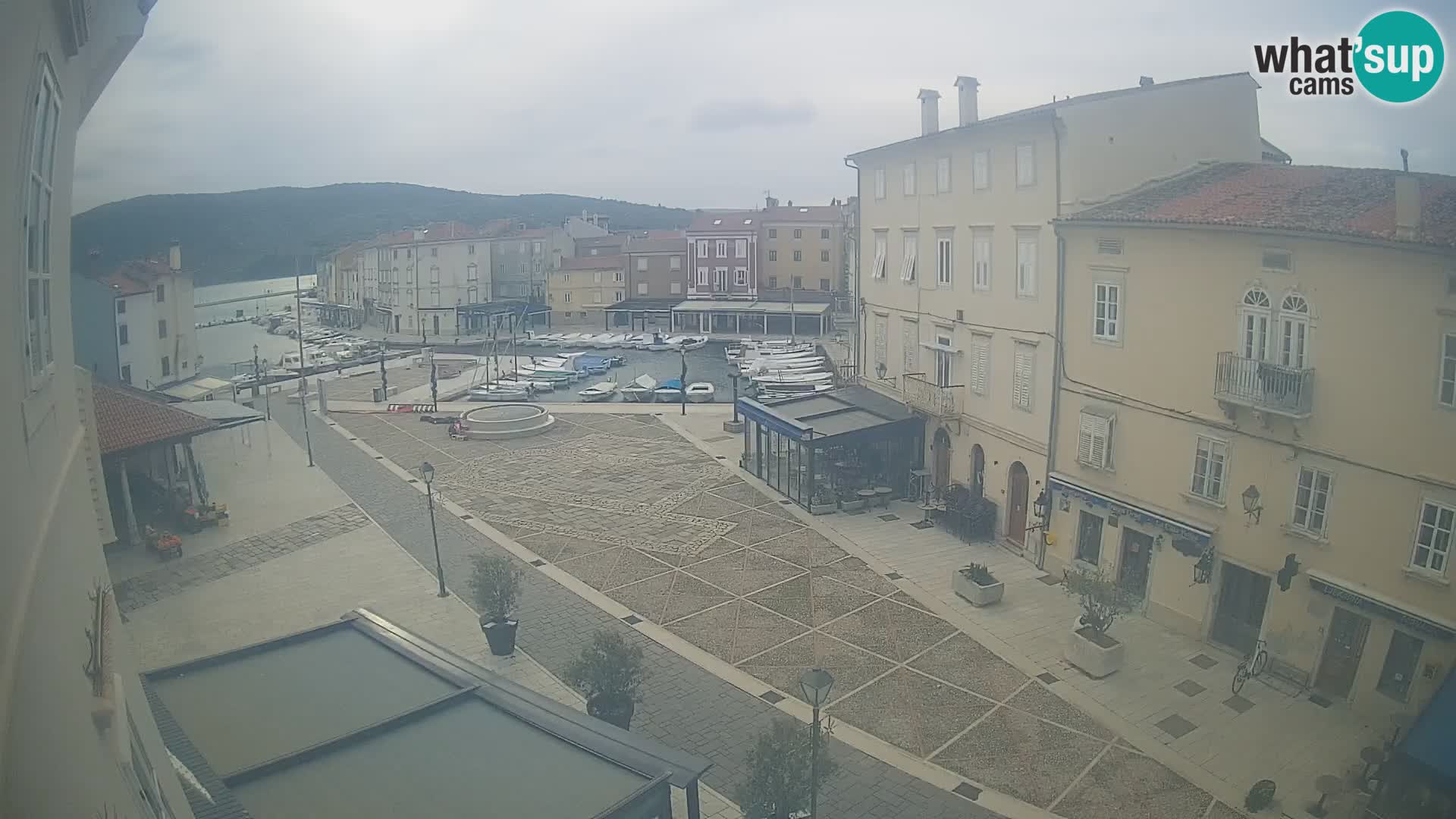 LIVE cam Cres city – place principale et “mandrač” – île de Cres – Croatie