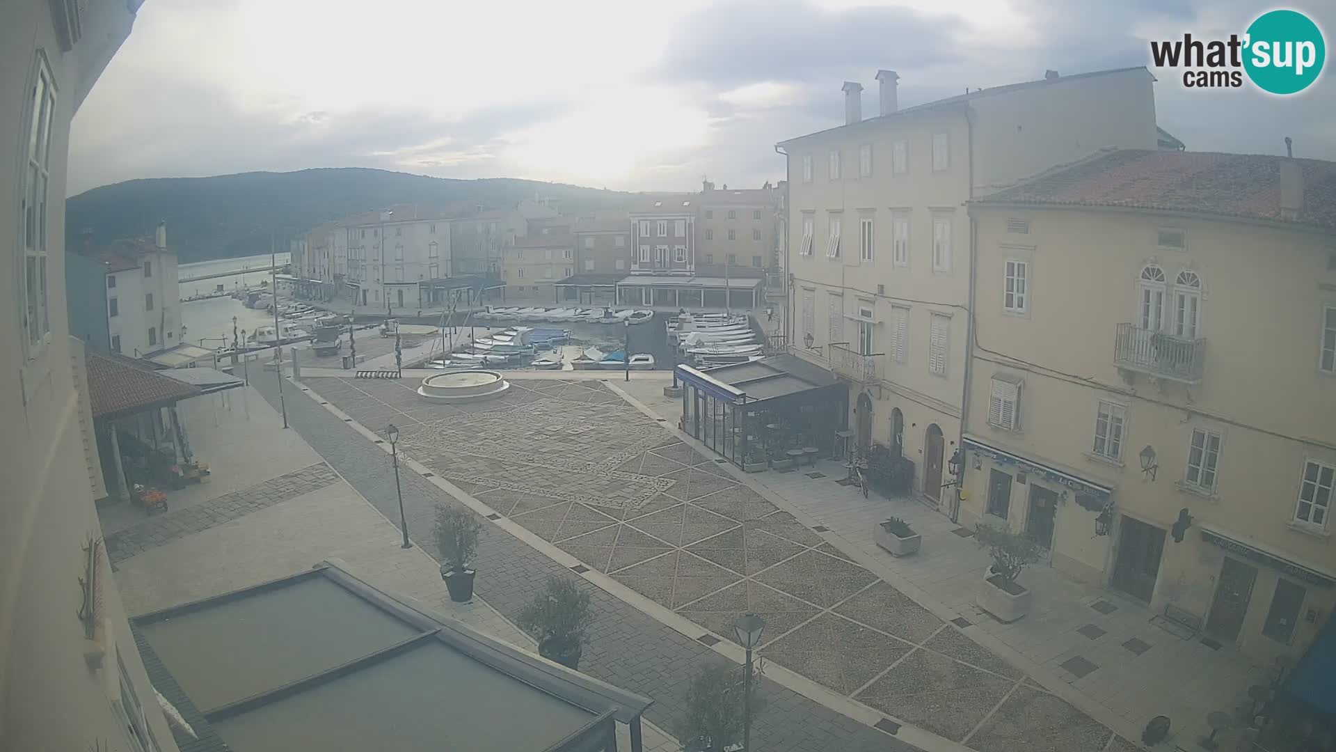 Cámara en vivo ciudad de Cres – plaza principal y “mandrač” – isla de Cres – Croacia