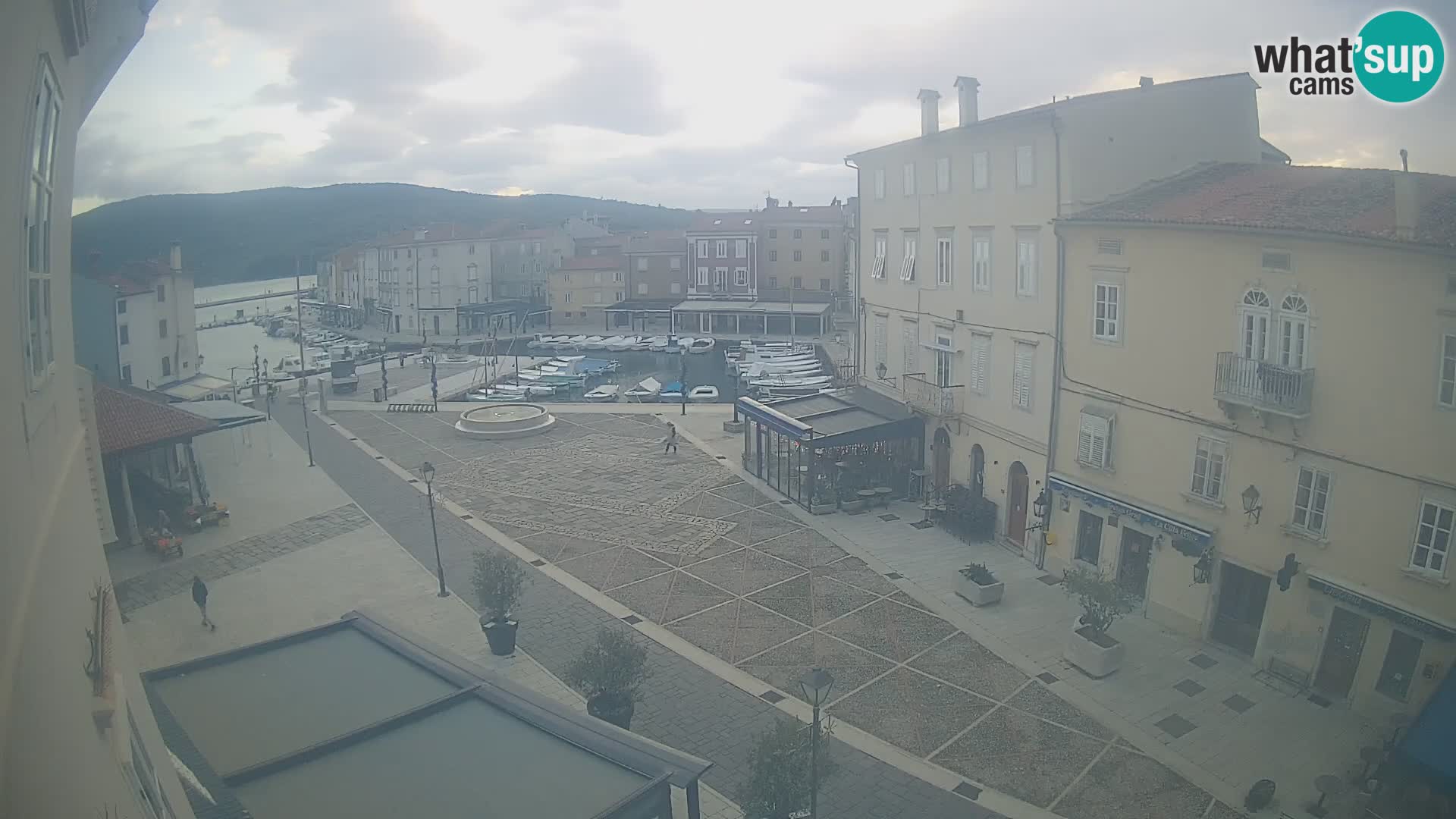 Cámara en vivo ciudad de Cres – plaza principal y “mandrač” – isla de Cres – Croacia