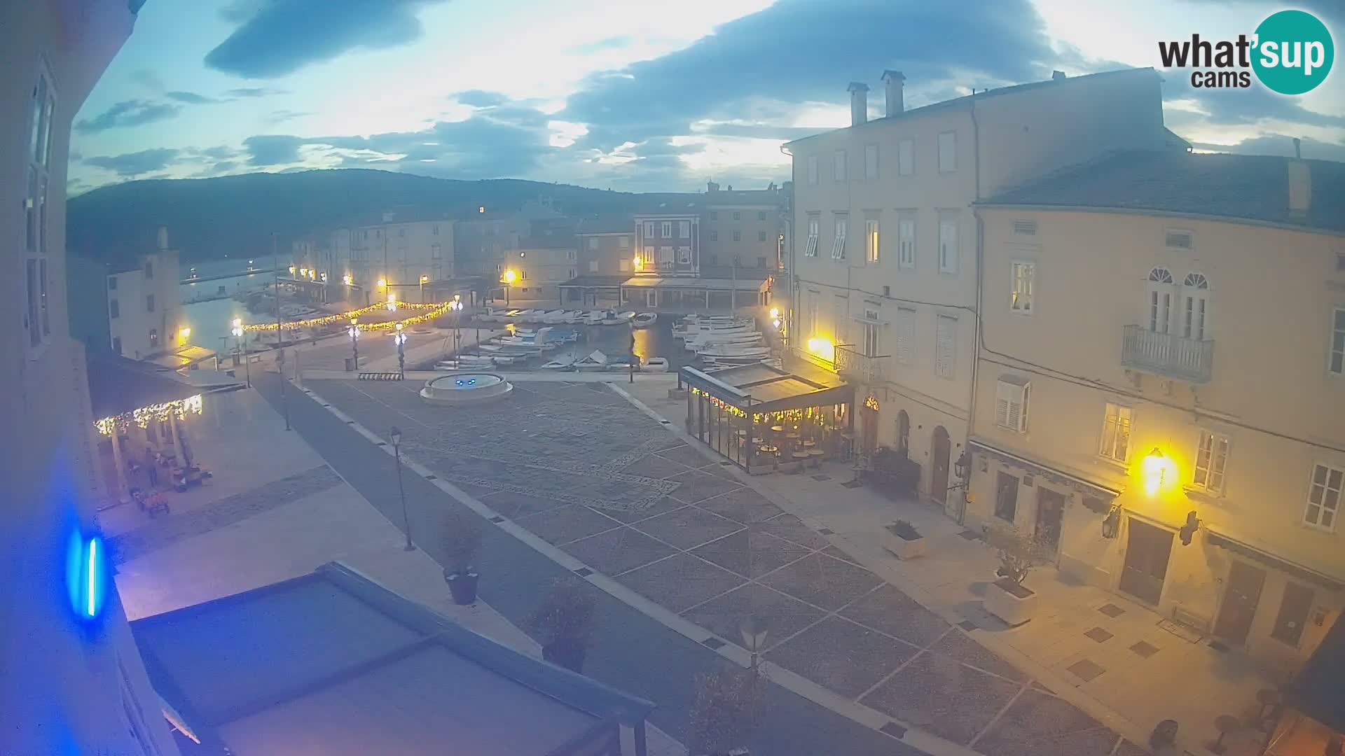 LIVE cam Cres city – place principale et “mandrač” – île de Cres – Croatie