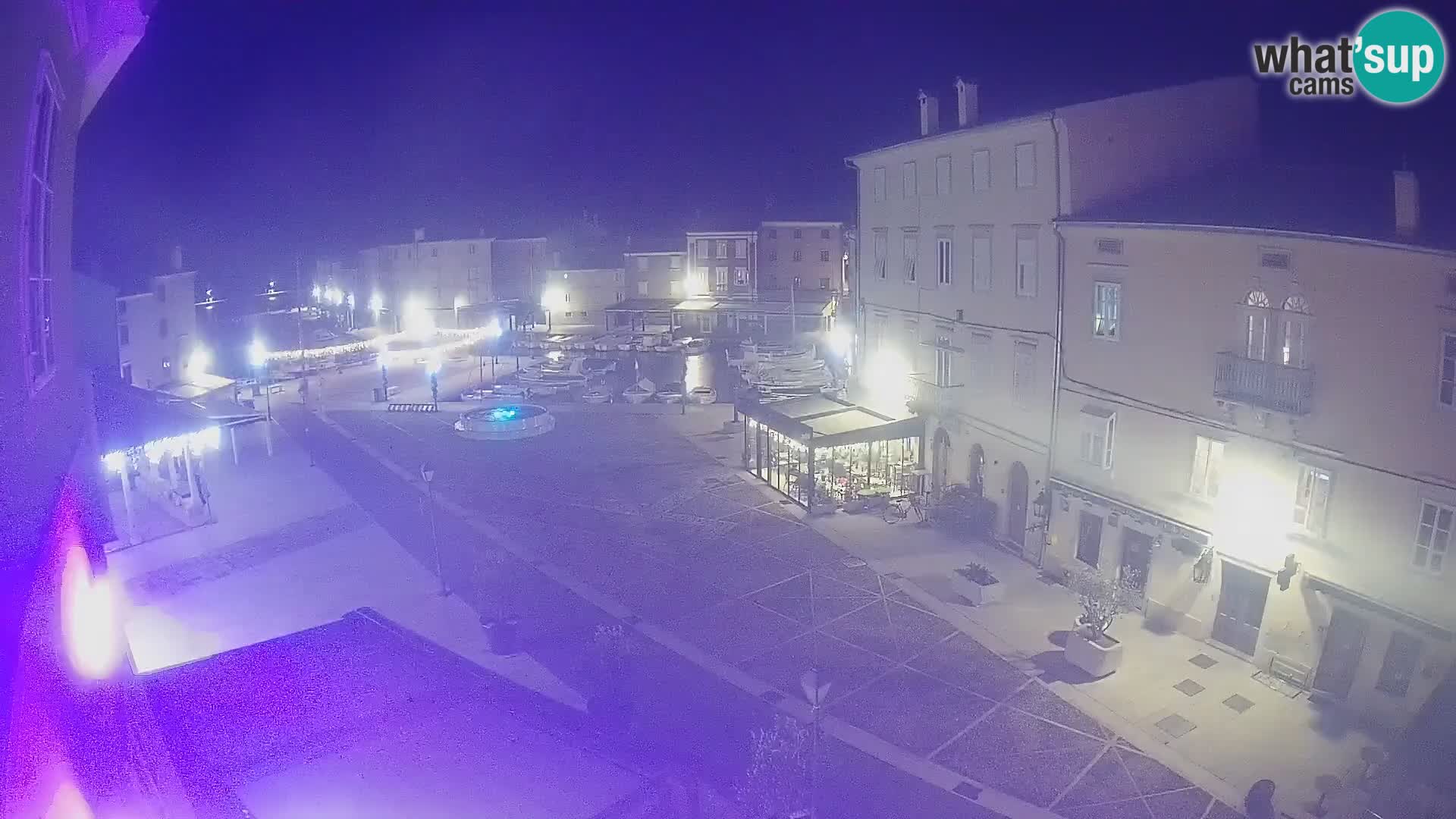 Web kamera Grad Cres – glavni trg i “mandrač” – otok Cres