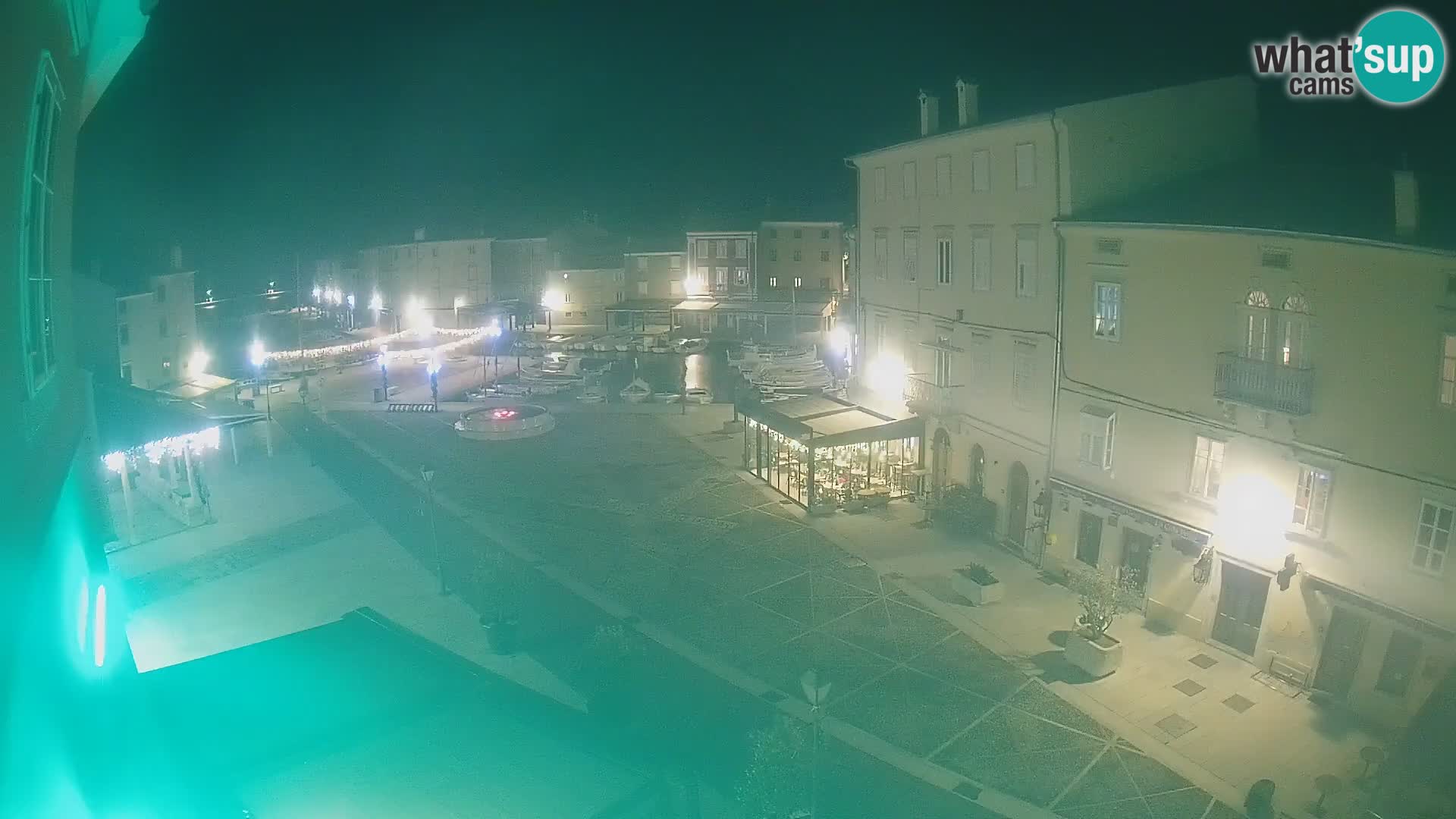 Web kamera Grad Cres – glavni trg i “mandrač” – otok Cres