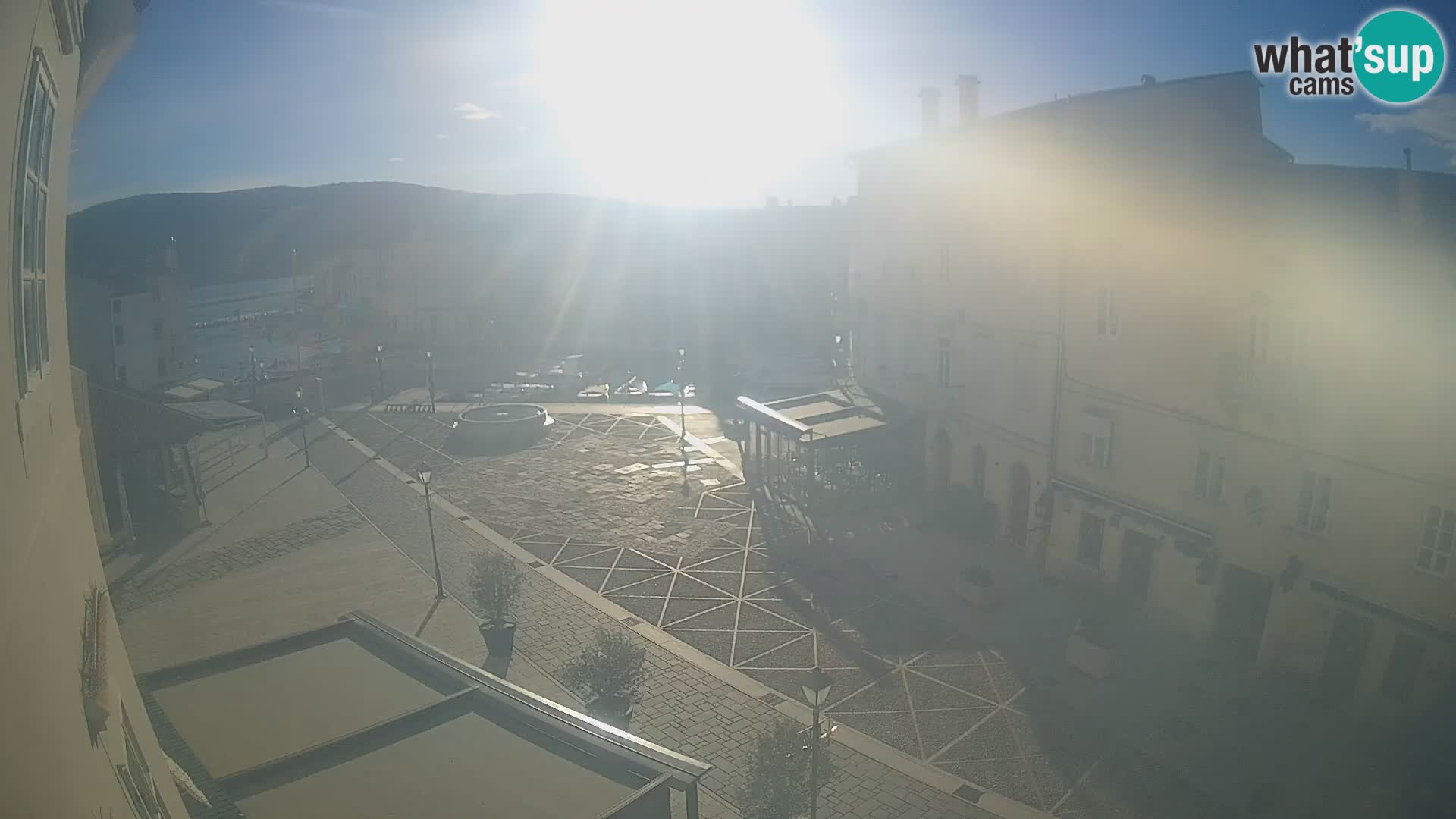 V ŽIVO spletna kamera Cres mesto – glavni trg in “mandrač” – otok Cres – Hrvaška