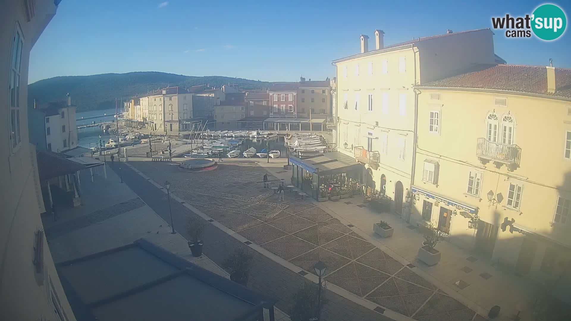 V ŽIVO spletna kamera Cres mesto – glavni trg in “mandrač” – otok Cres – Hrvaška
