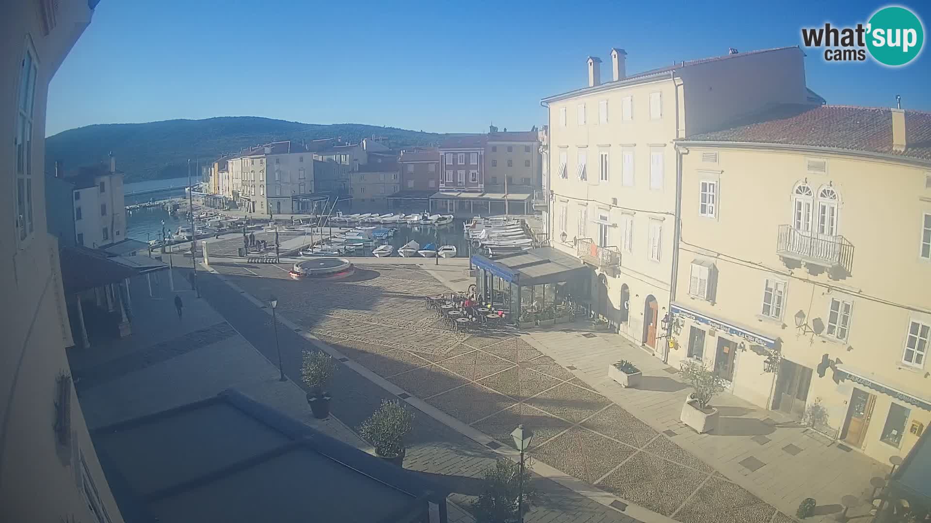 Cámara en vivo ciudad de Cres – plaza principal y “mandrač” – isla de Cres – Croacia