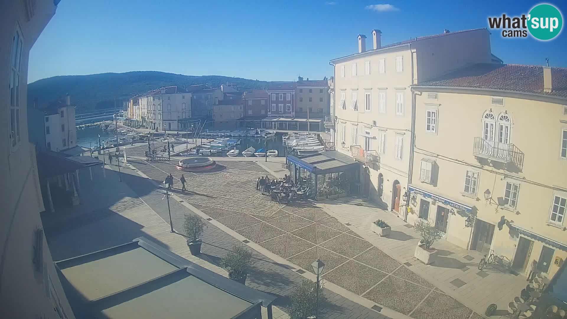 Cámara en vivo ciudad de Cres – plaza principal y “mandrač” – isla de Cres – Croacia