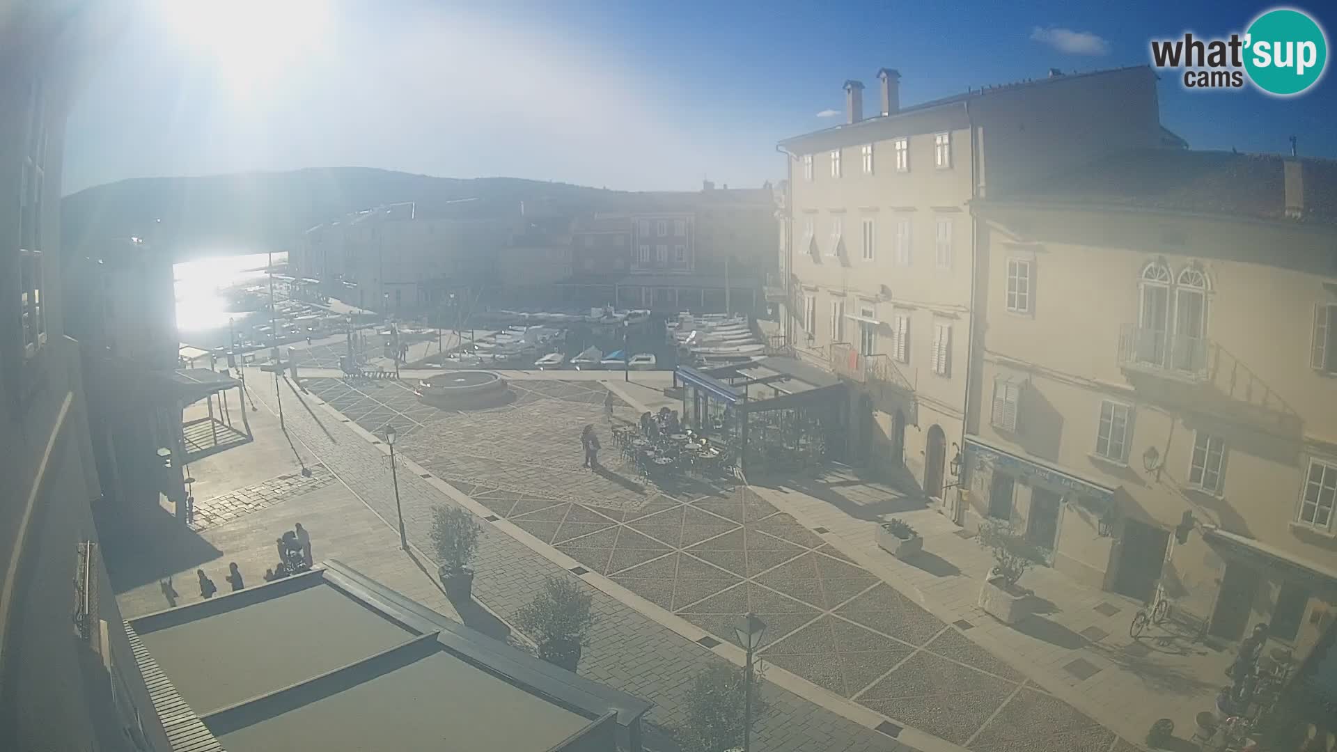 Web kamera Grad Cres – glavni trg i “mandrač” – otok Cres