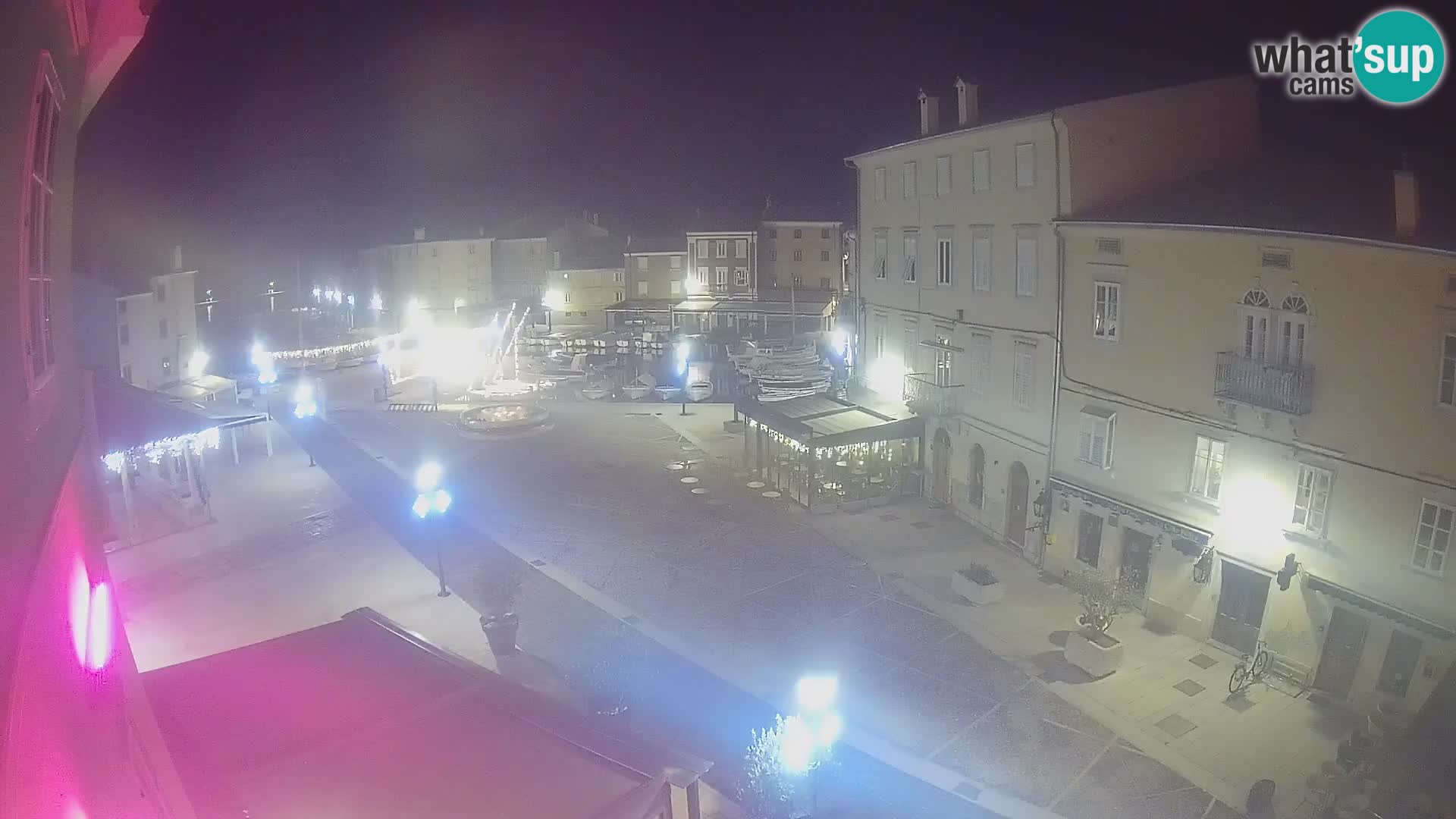 Web kamera Grad Cres – glavni trg i “mandrač” – otok Cres