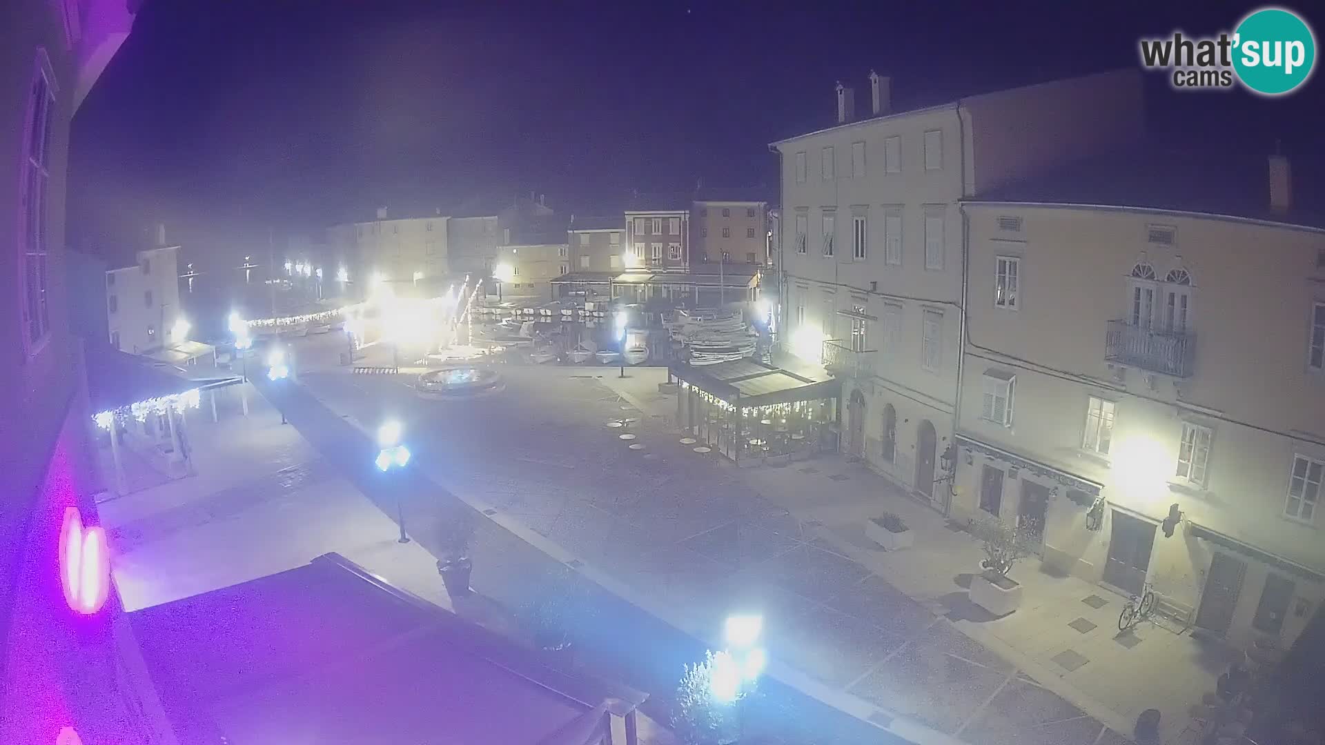 V ŽIVO spletna kamera Cres mesto – glavni trg in “mandrač” – otok Cres – Hrvaška