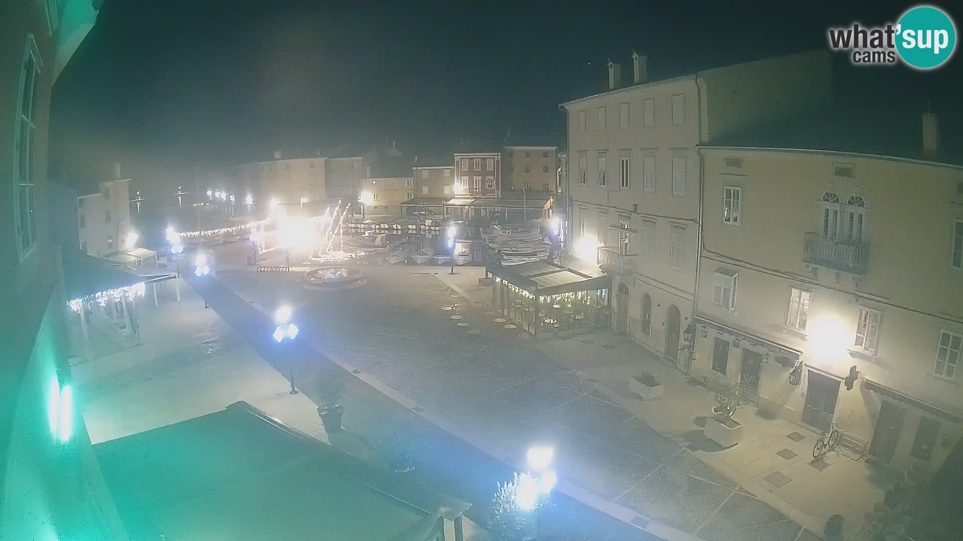 Web kamera Grad Cres – glavni trg i “mandrač” – otok Cres