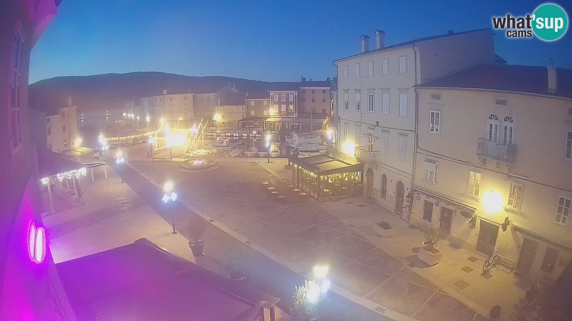 Web kamera Grad Cres – glavni trg i “mandrač” – otok Cres