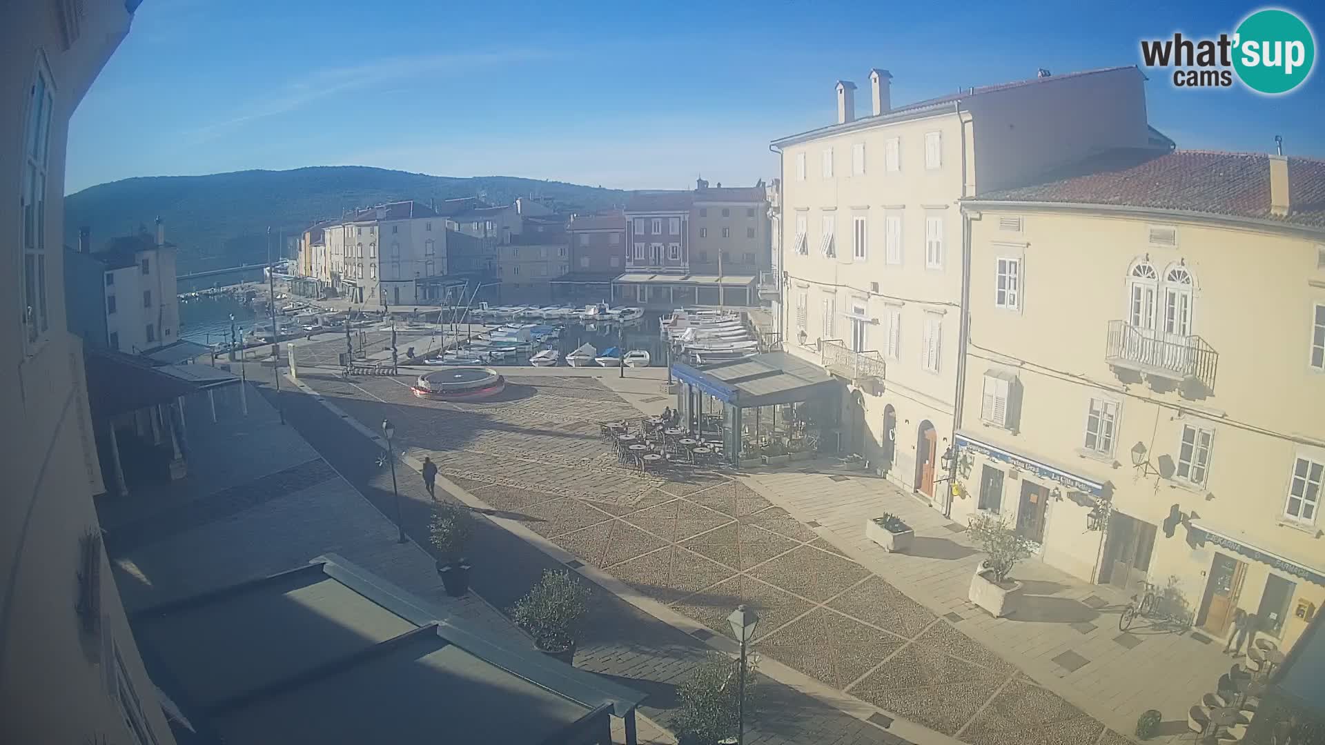 LIVE cam Cres city – place principale et “mandrač” – île de Cres – Croatie