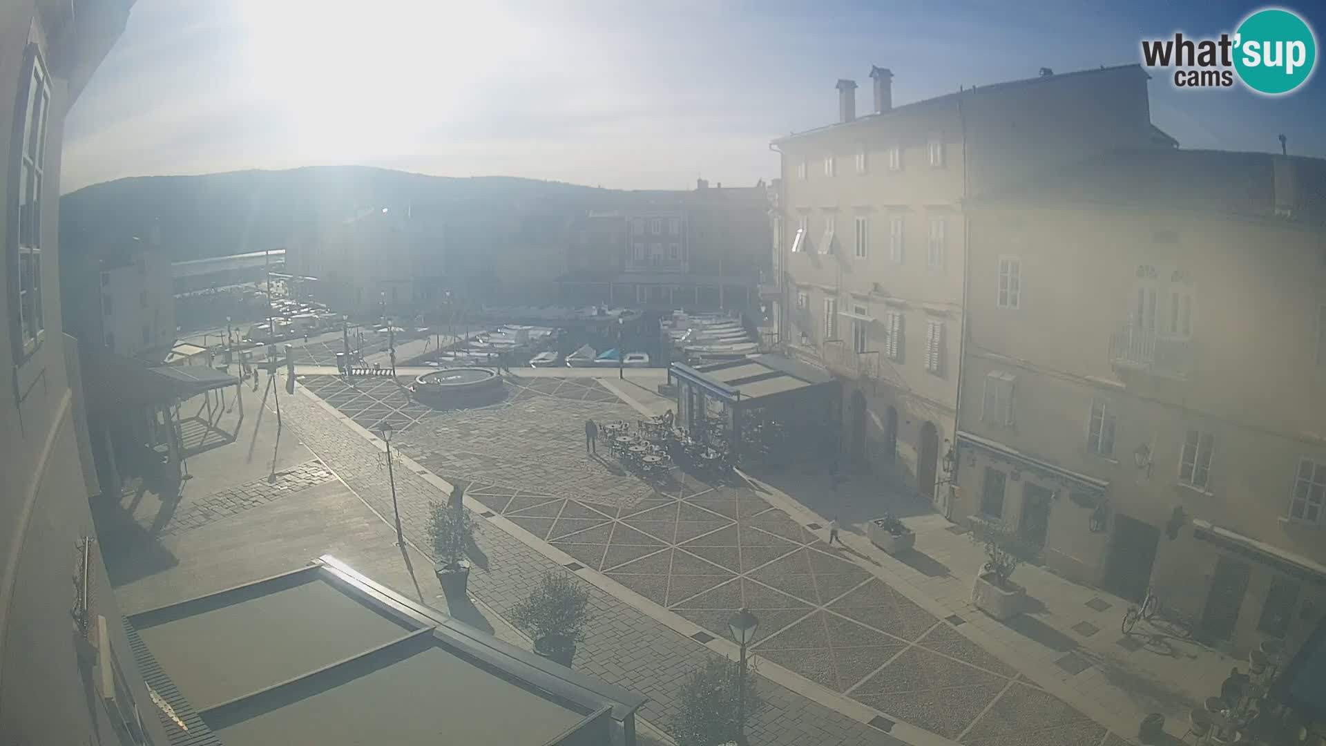 Web kamera Grad Cres – glavni trg i “mandrač” – otok Cres