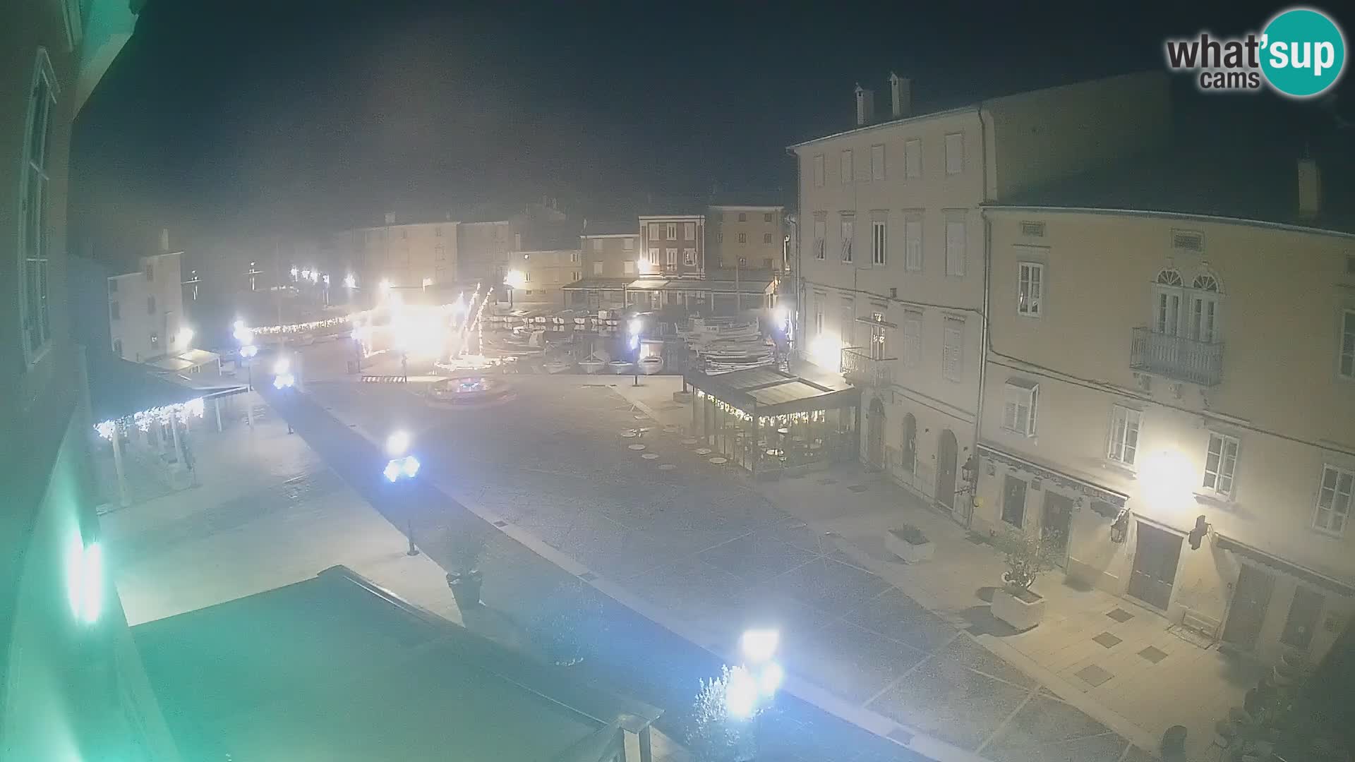 Web kamera Grad Cres – glavni trg i “mandrač” – otok Cres