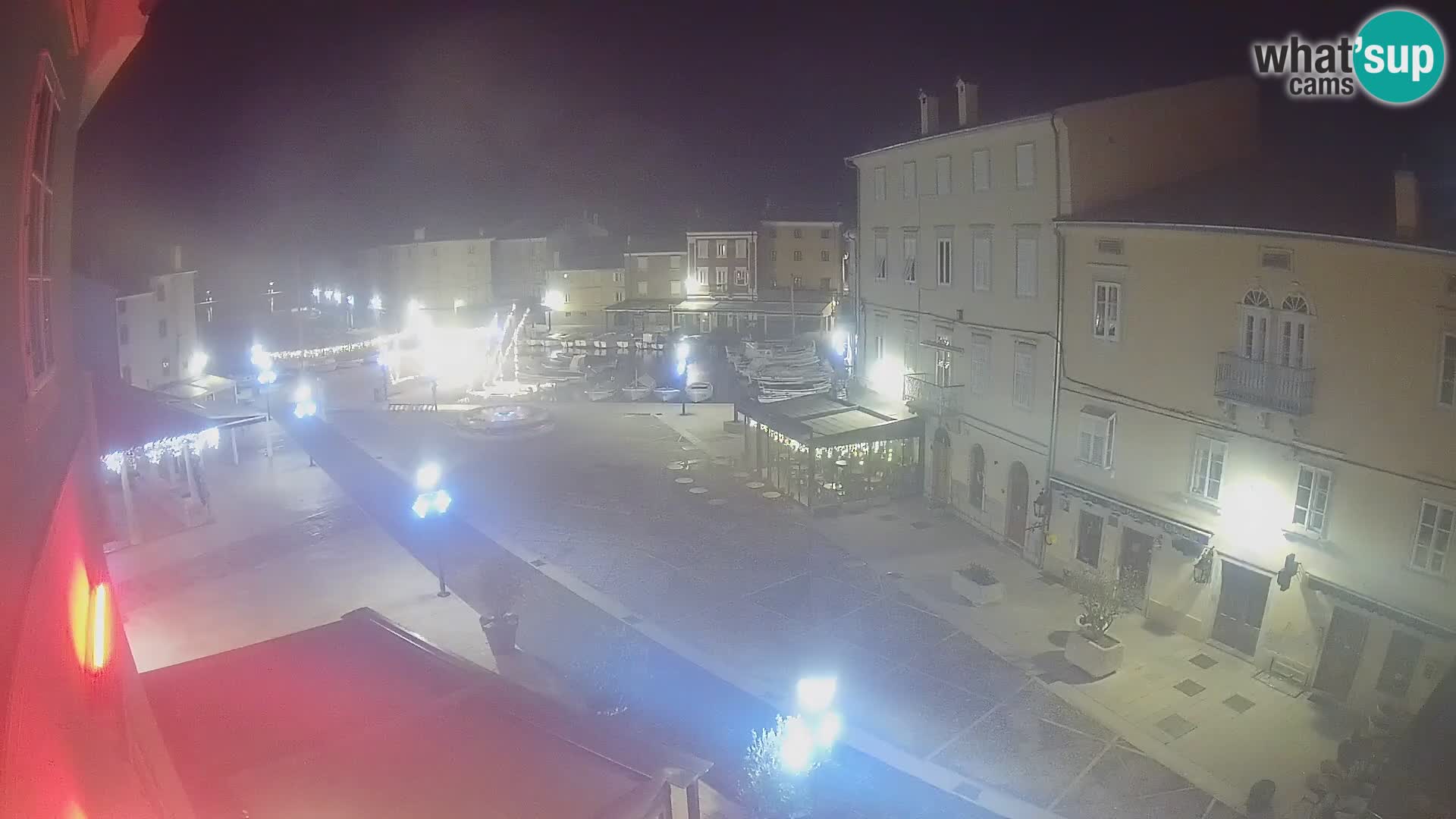 V ŽIVO spletna kamera Cres mesto – glavni trg in “mandrač” – otok Cres – Hrvaška