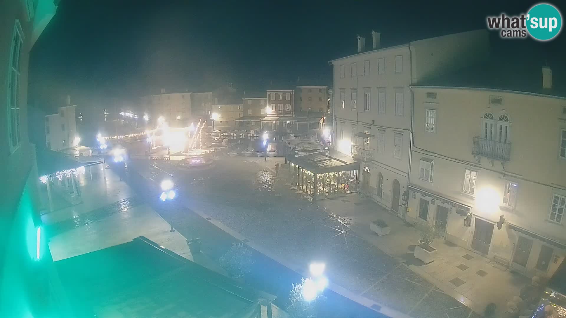 Web kamera Grad Cres – glavni trg i “mandrač” – otok Cres