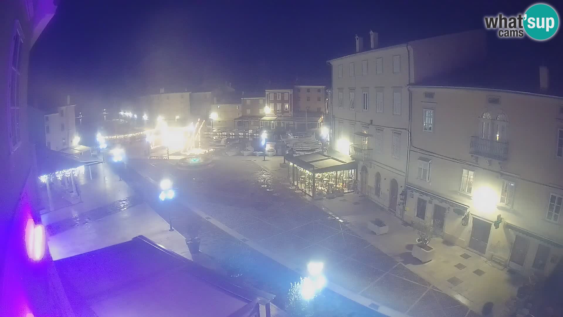 V ŽIVO spletna kamera Cres mesto – glavni trg in “mandrač” – otok Cres – Hrvaška