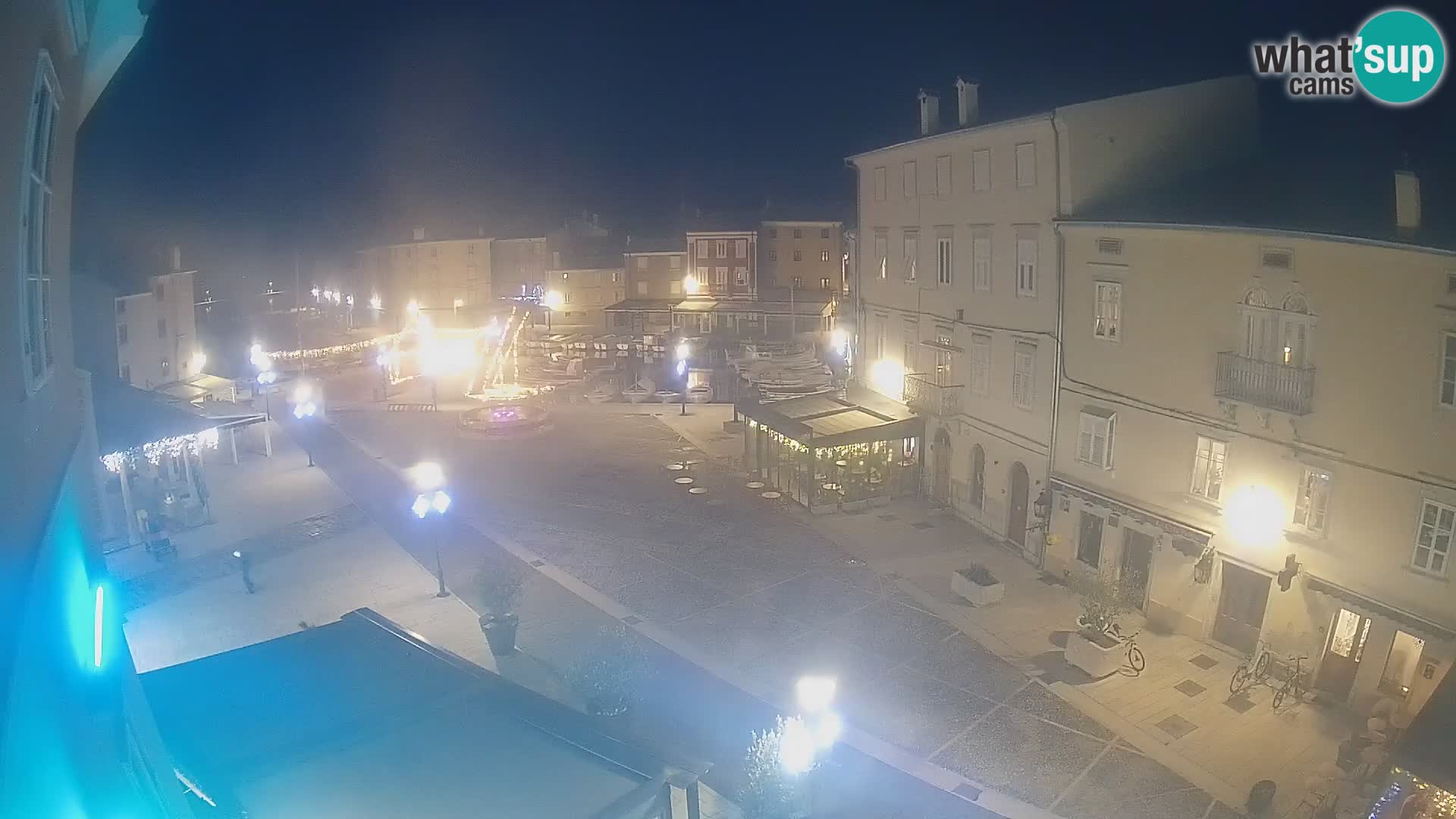 Web kamera Grad Cres – glavni trg i “mandrač” – otok Cres