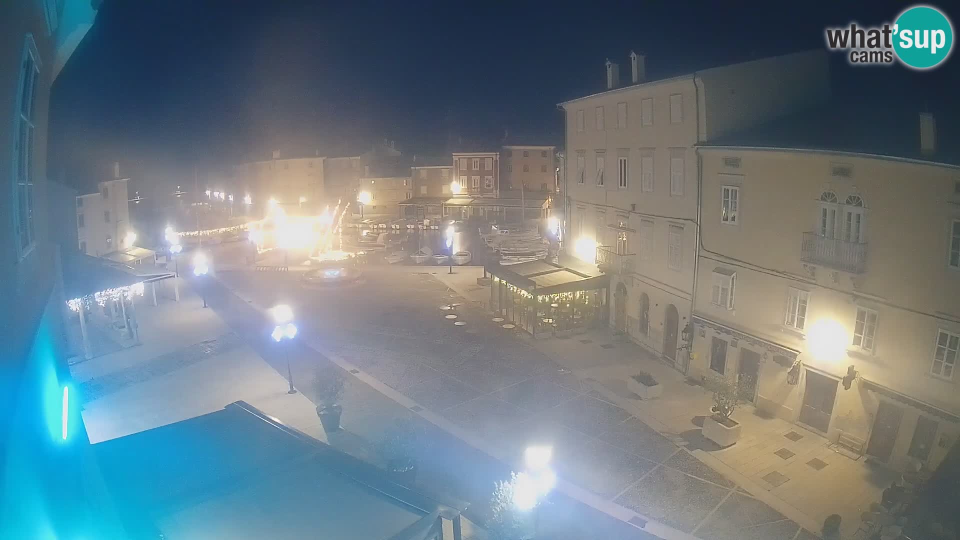 Web kamera Grad Cres – glavni trg i “mandrač” – otok Cres