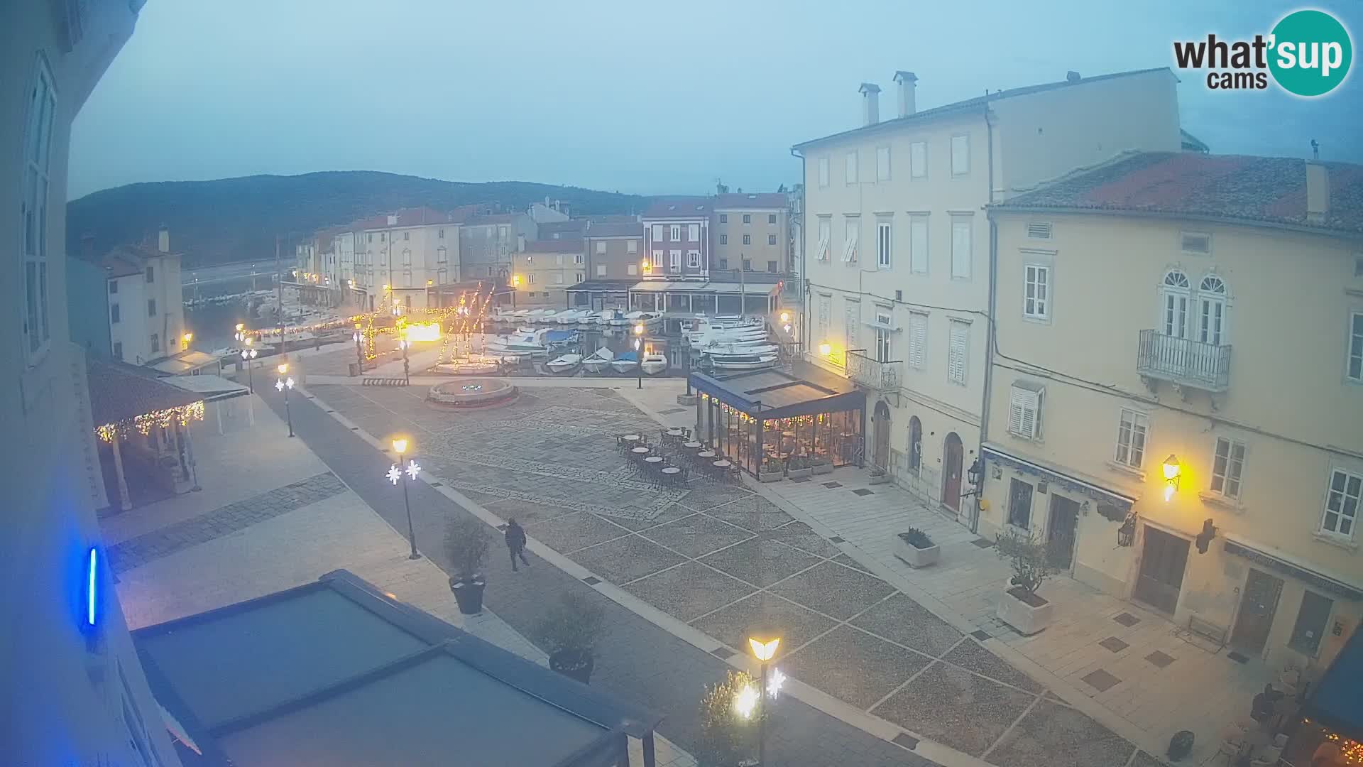 V ŽIVO spletna kamera Cres mesto – glavni trg in “mandrač” – otok Cres – Hrvaška